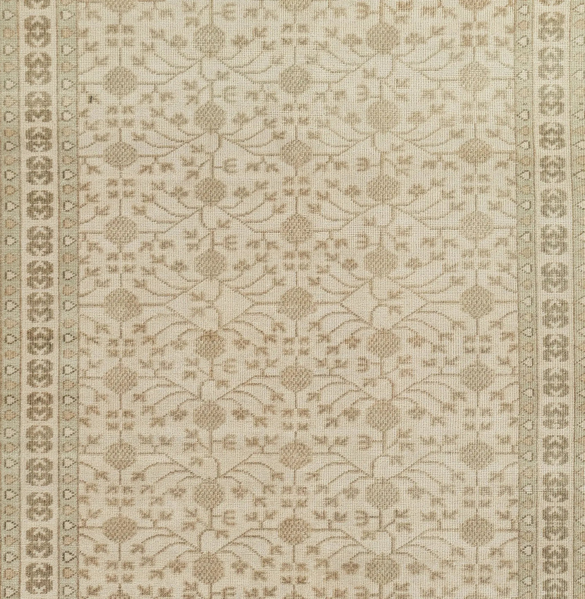 Erin Gates by Momeni Concord CRD-2 (Sudbury) Beige Area Rug with traditional floral medallion pattern and classic border detailing in a relaxed canyon aesthetic.
