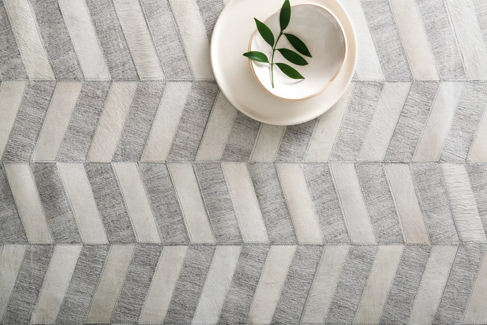 Dorado DB-01 Grey / Ivory Area Rug by Loloi