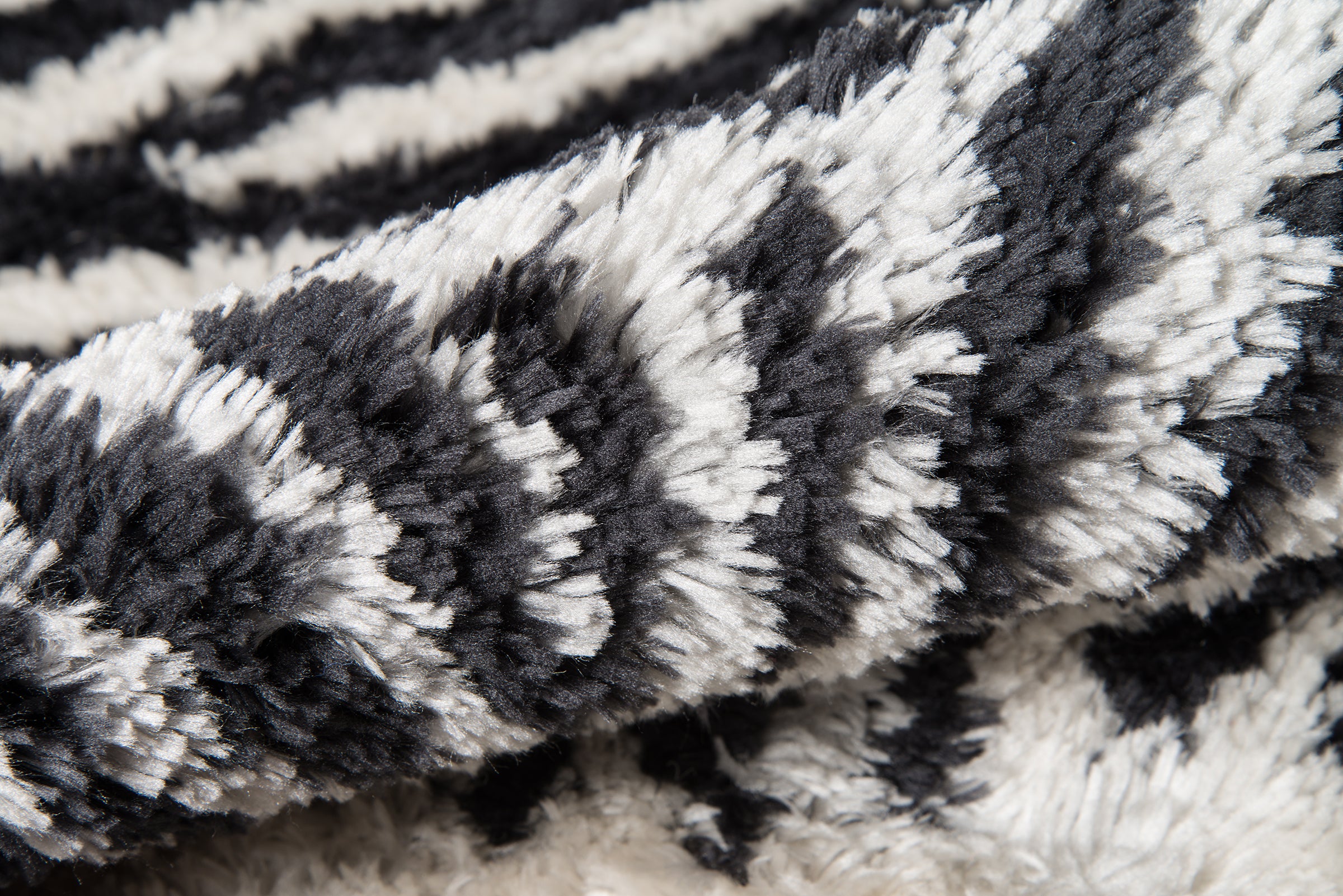 Novogratz Kalahari KAL-1 Black Hand Tufted Area Rug by Momeni