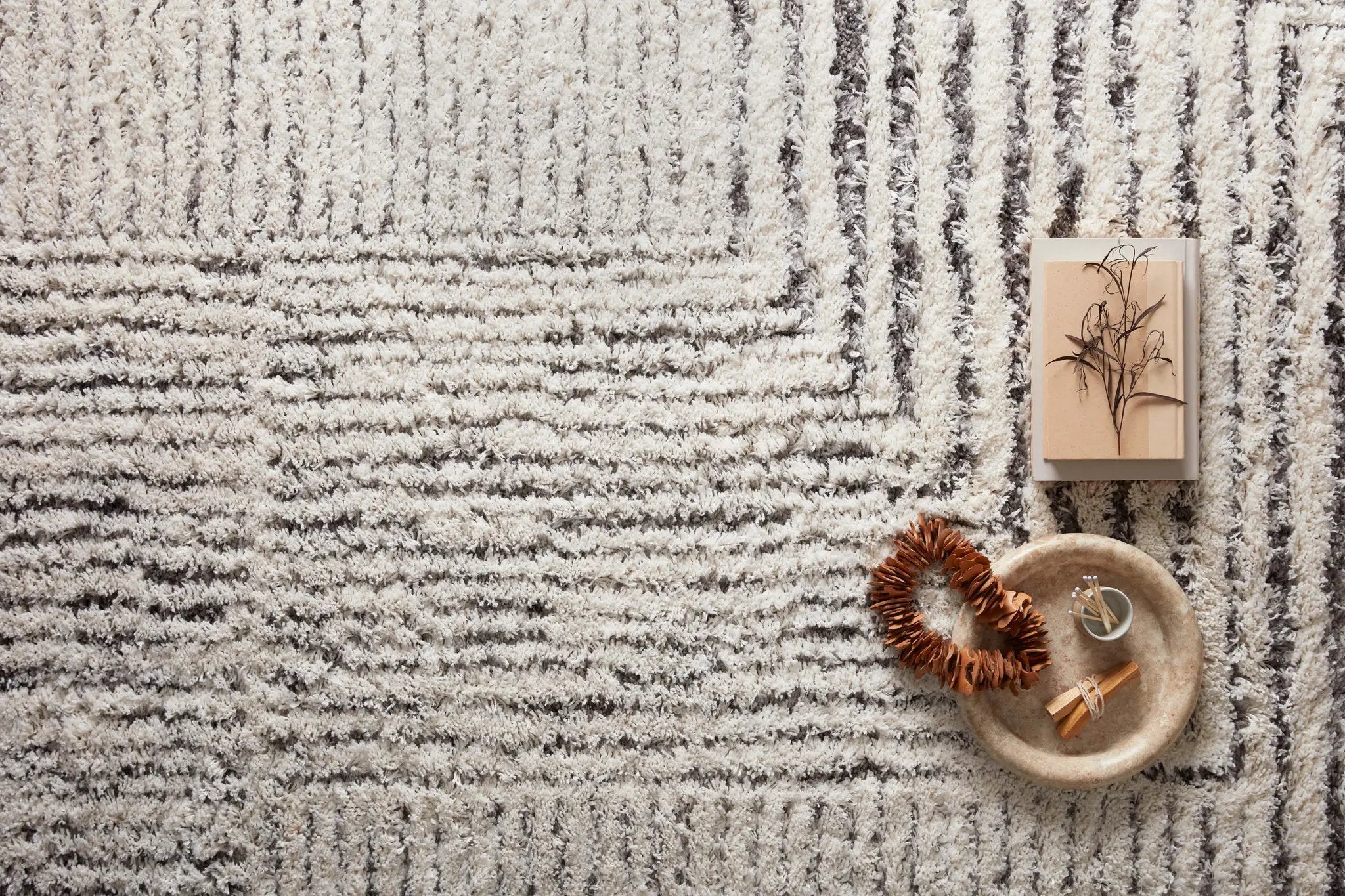 Levitt Shag LEV-02 Ivory / Grey Area Rug by Loloi