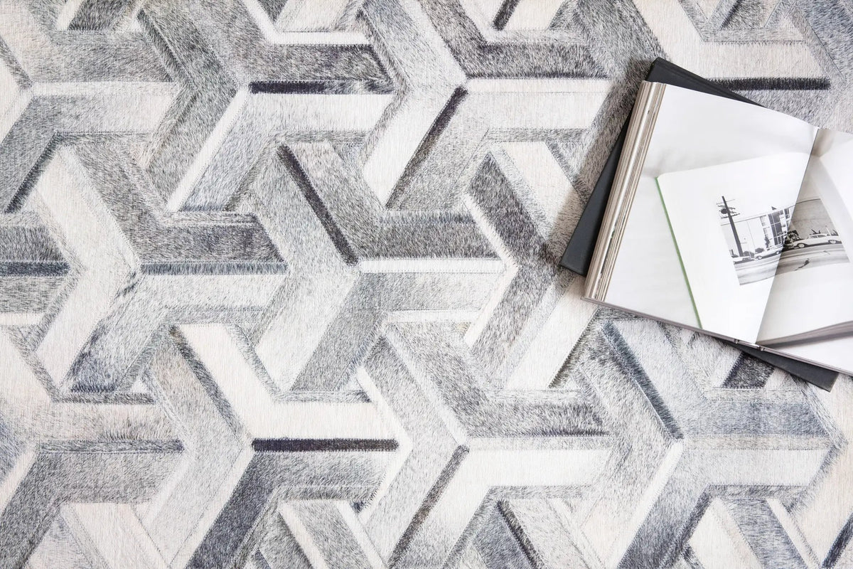 Maddox MAD-05 Silver / Ivory Area Rug by Loloi