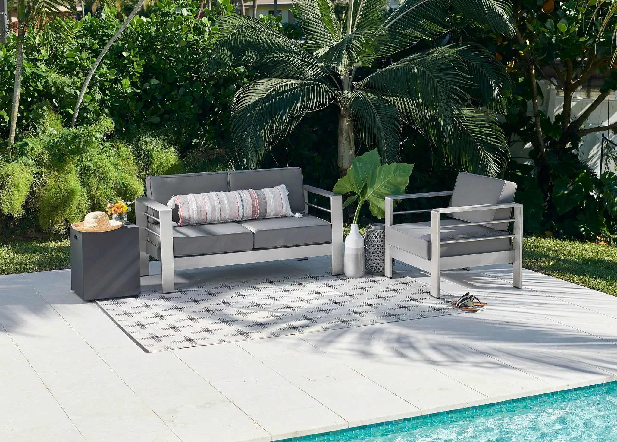 Riviera RV-08 Ivory Area Rug by Momeni