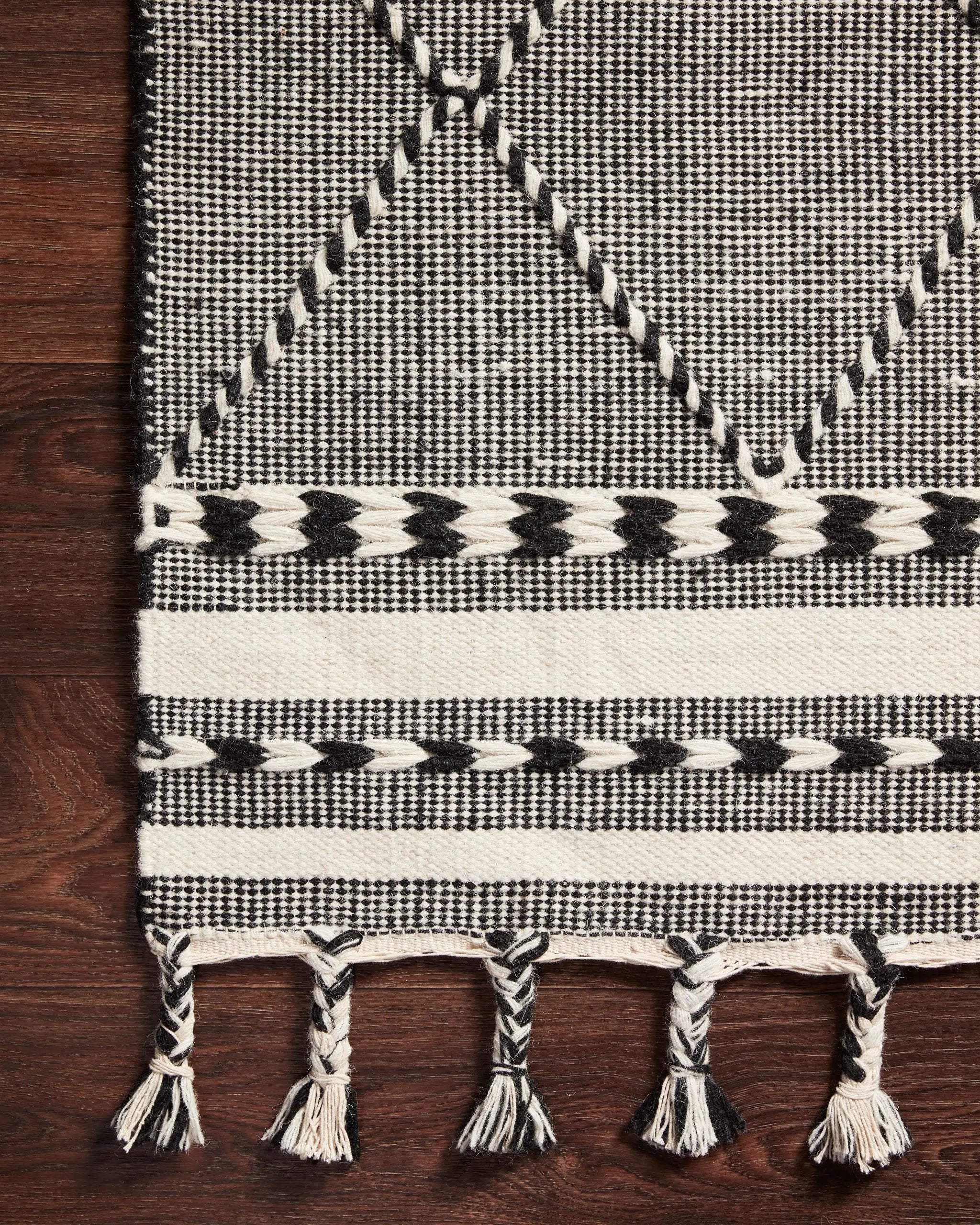 Sawyer SAW-01 Black Area Rug by Loloi