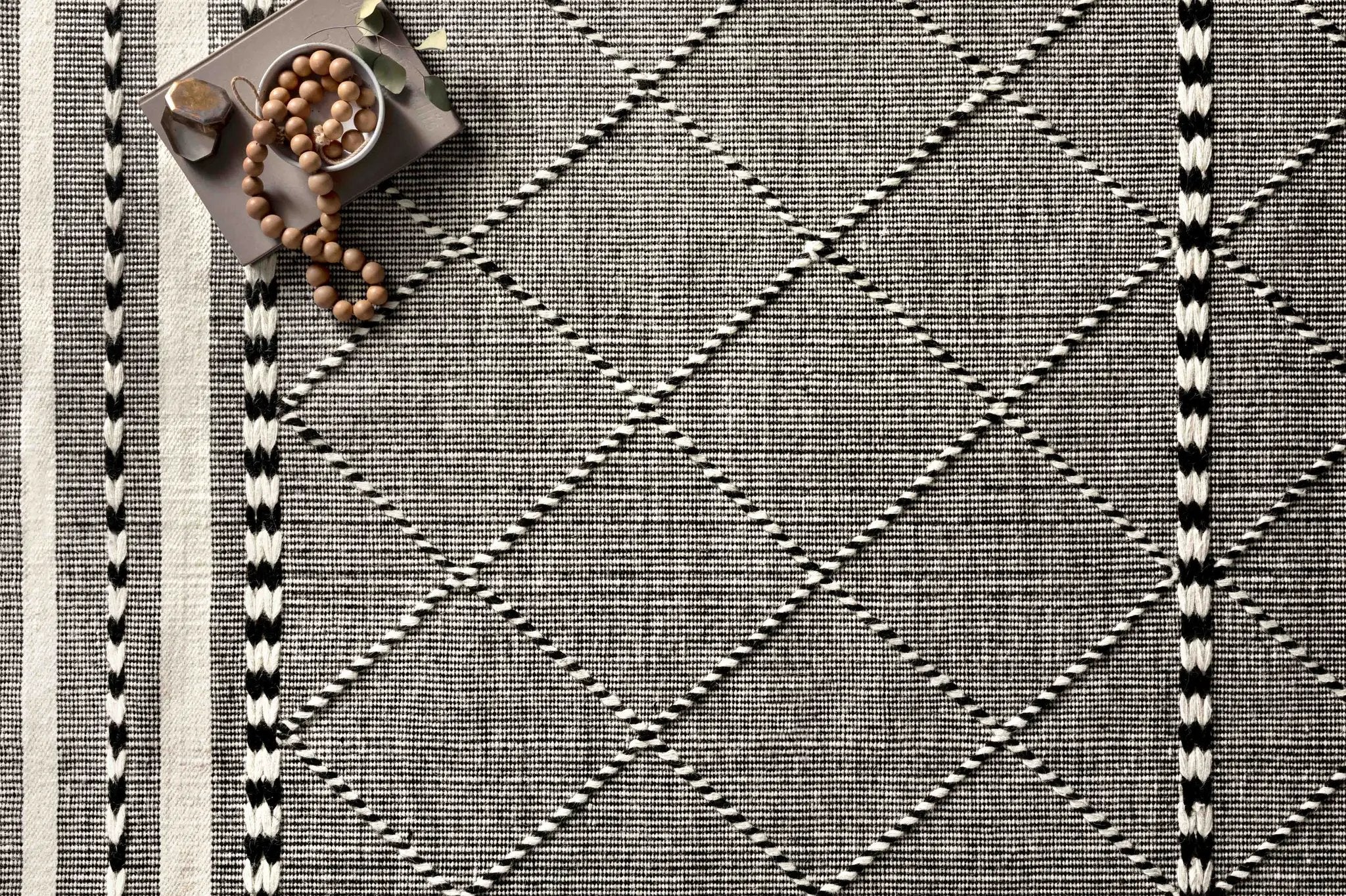 Sawyer SAW-01 Black Area Rug by Loloi