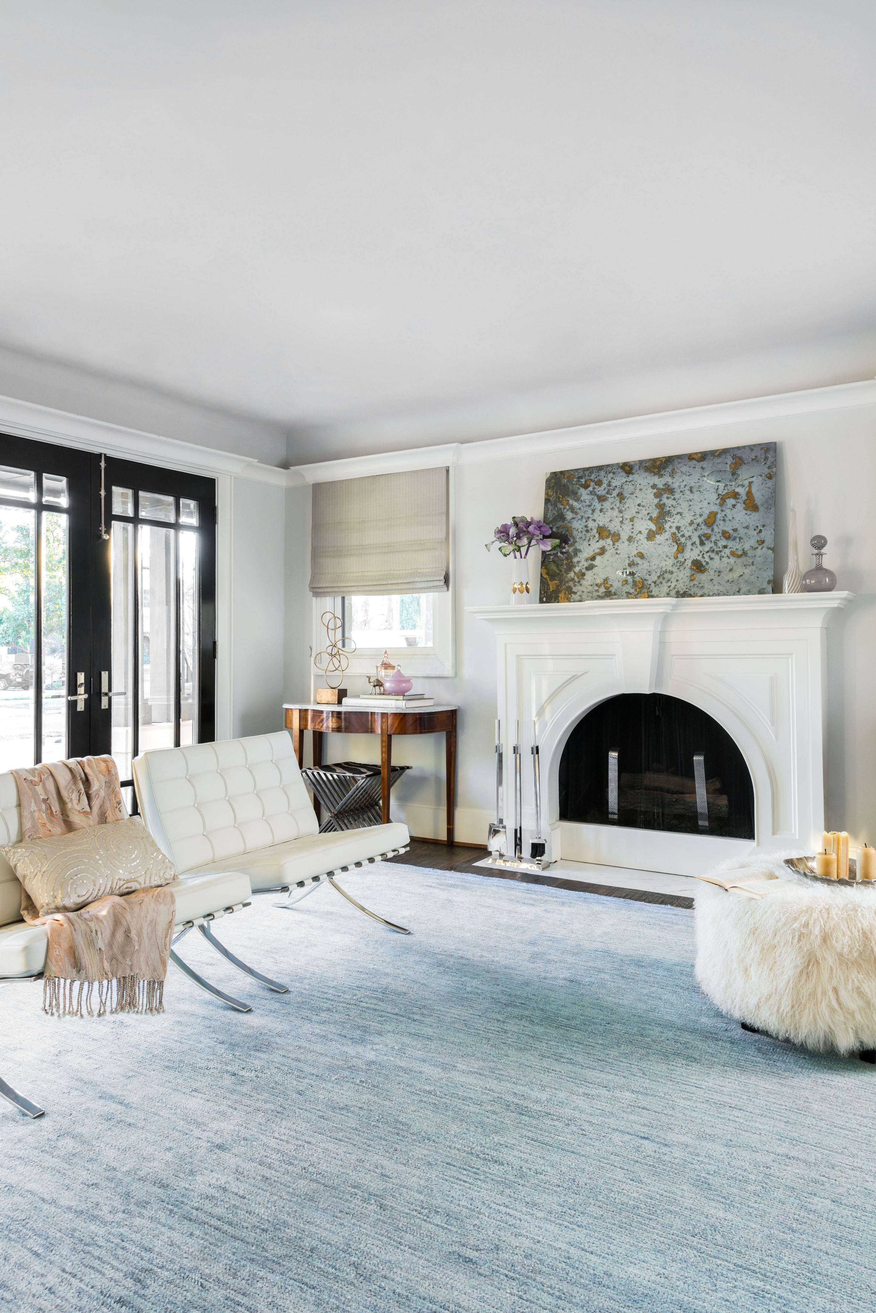 Serena SG-01 Lt. Blue hand-knotted area rug in pale blue with tonal variegation and sheen