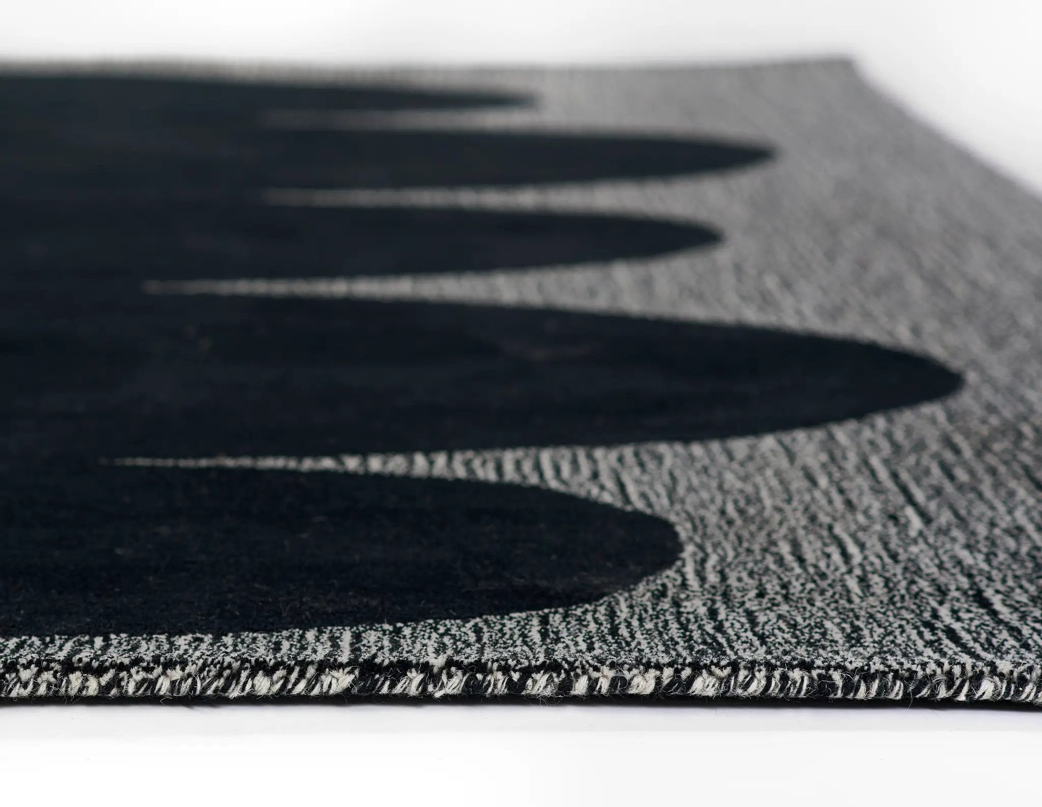 Simba SIM-9 Black Area Rug by Momeni