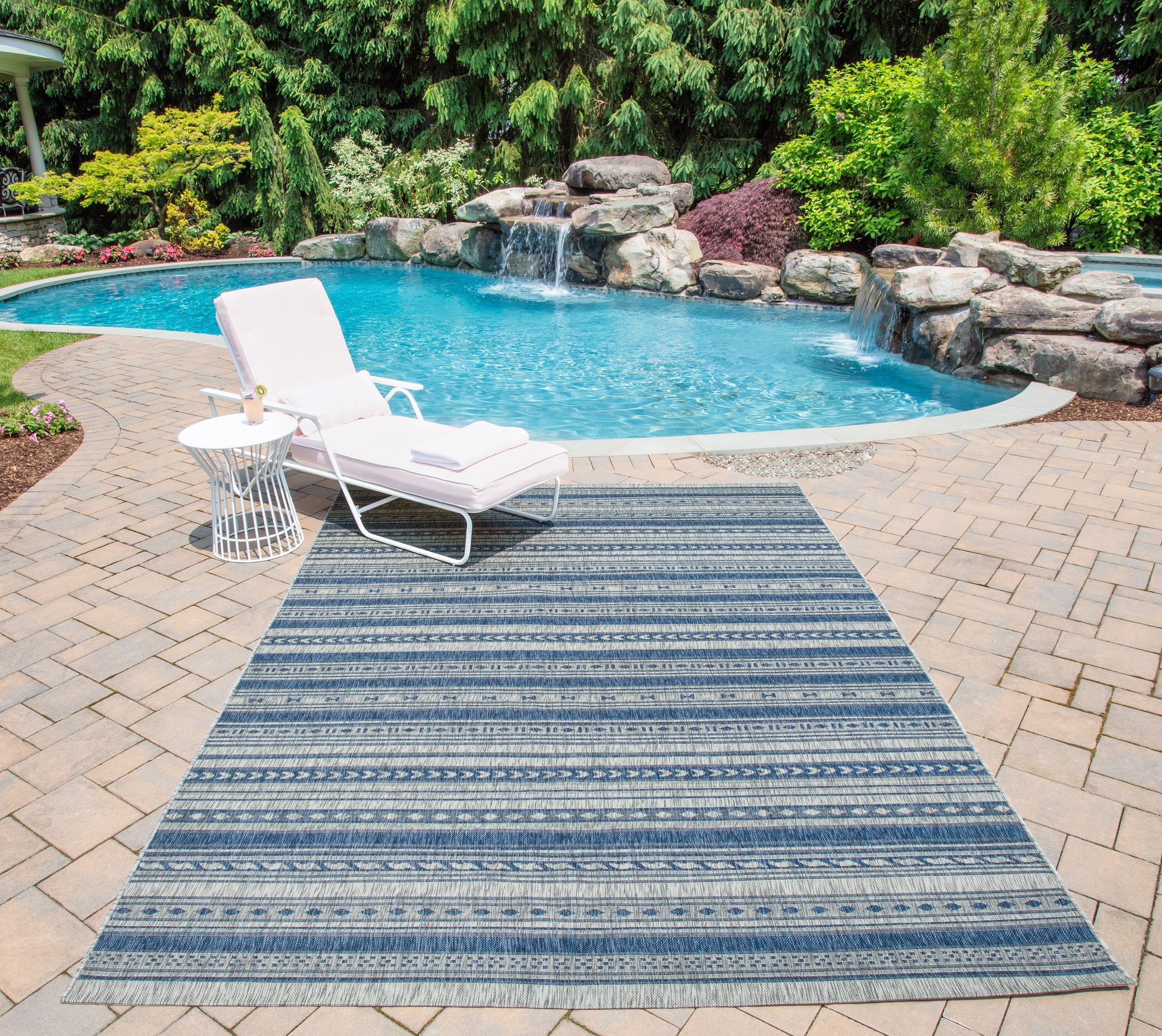 Novogratz Villa VI-04 Blue Indoor/Outdoor Area Rug by Momeni