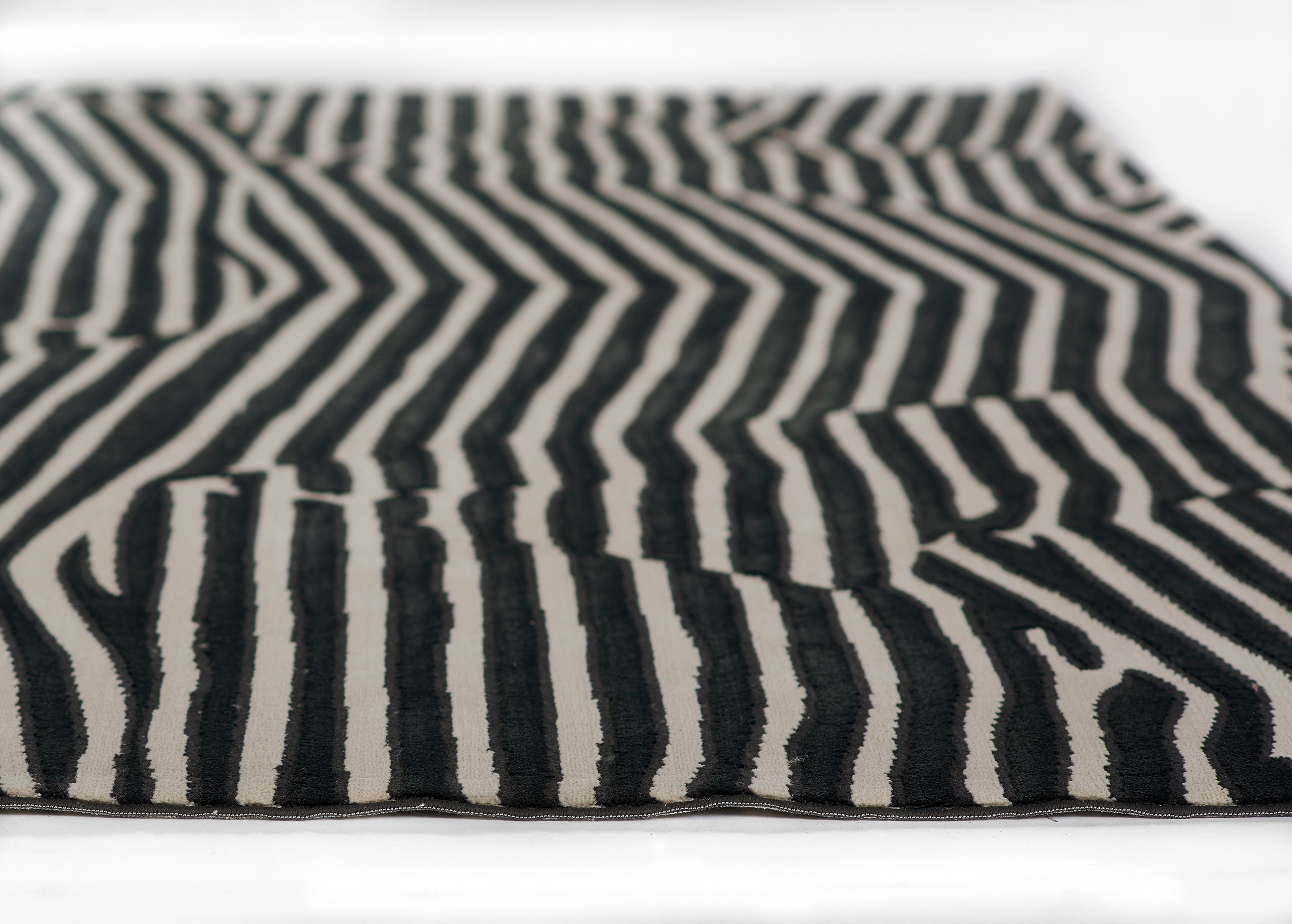 Momeni Xander XAN-2 Black Area Rug