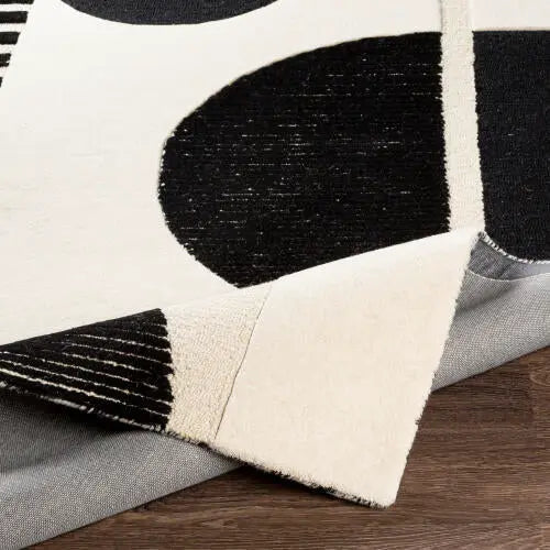 Brooklyn BRO-2304 Black Area Rug by LIVABLISS