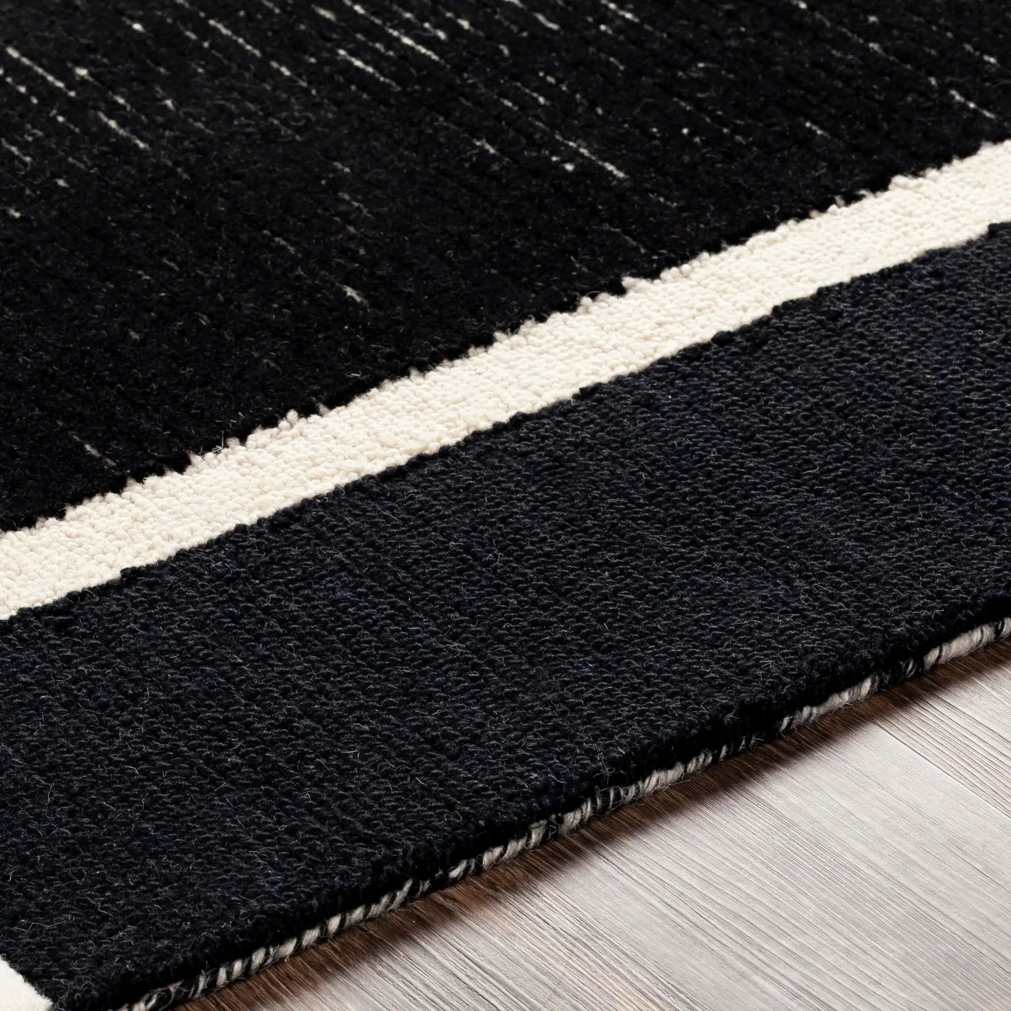 Brooklyn BRO-2304 Black Area Rug by LIVABLISS