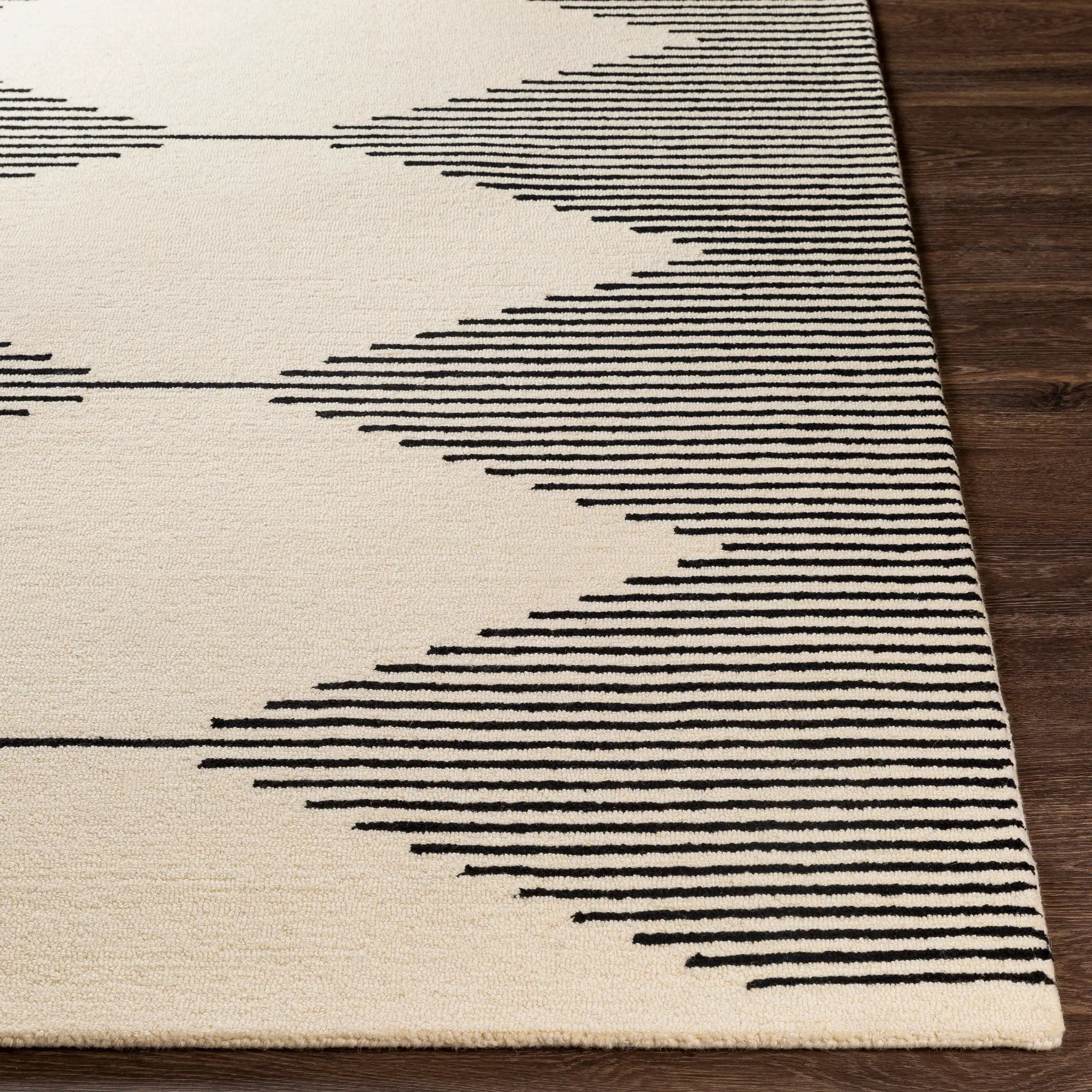 Granada GND-2331 Black Area Rug by LIVABLISS