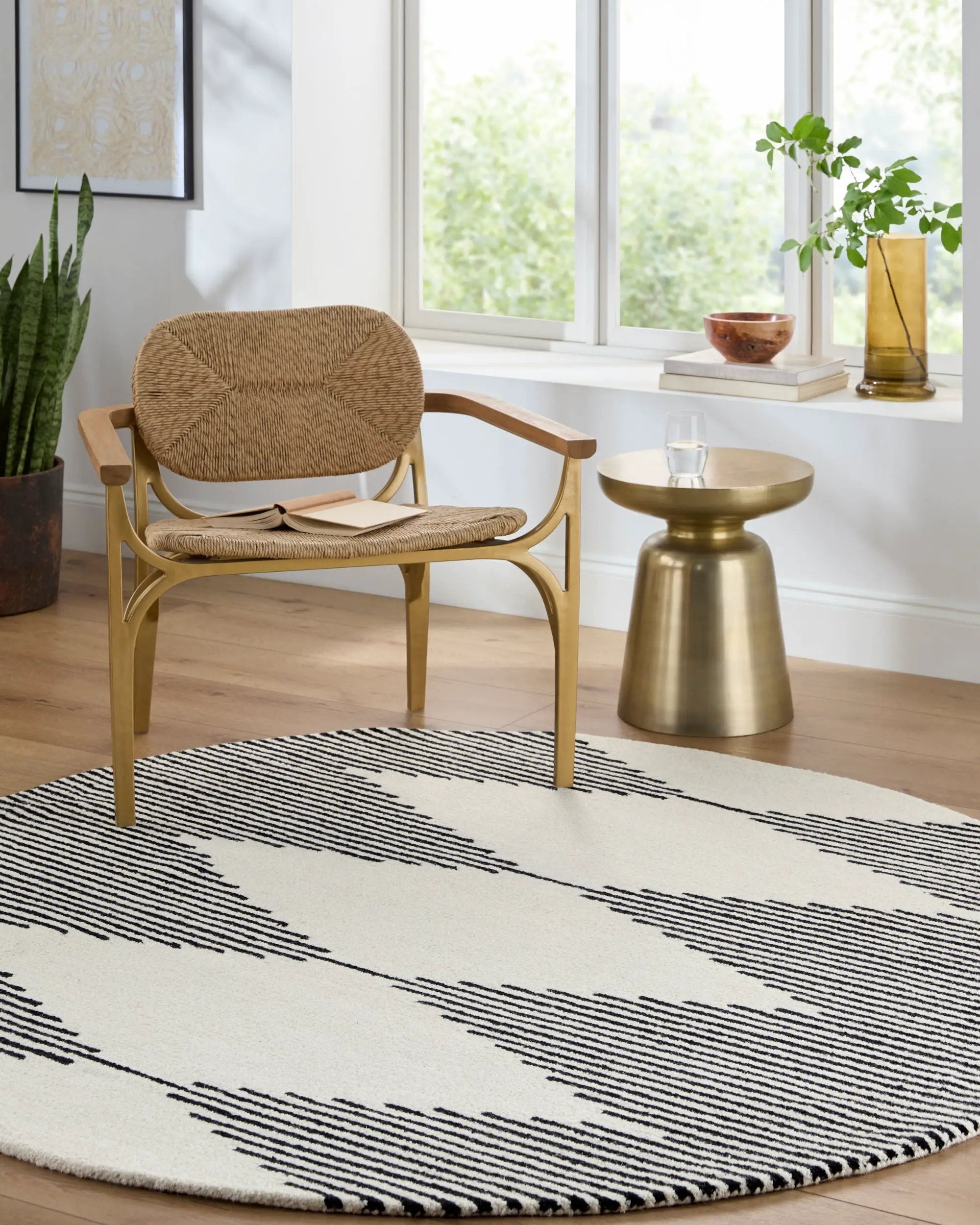 Granada GND-2331 Black Area Rug by LIVABLISS