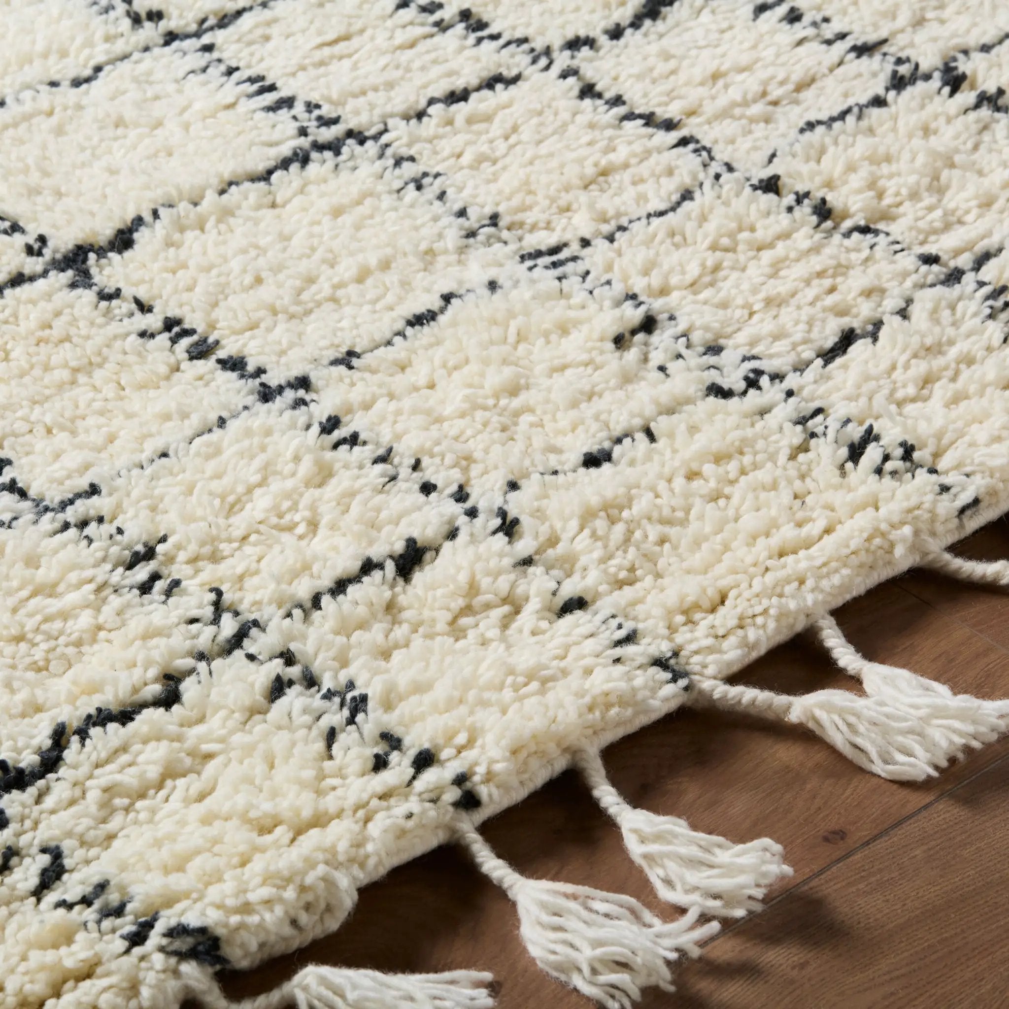 Mirela MMI-2303 Ivory Area Rug by LIVABLISS
