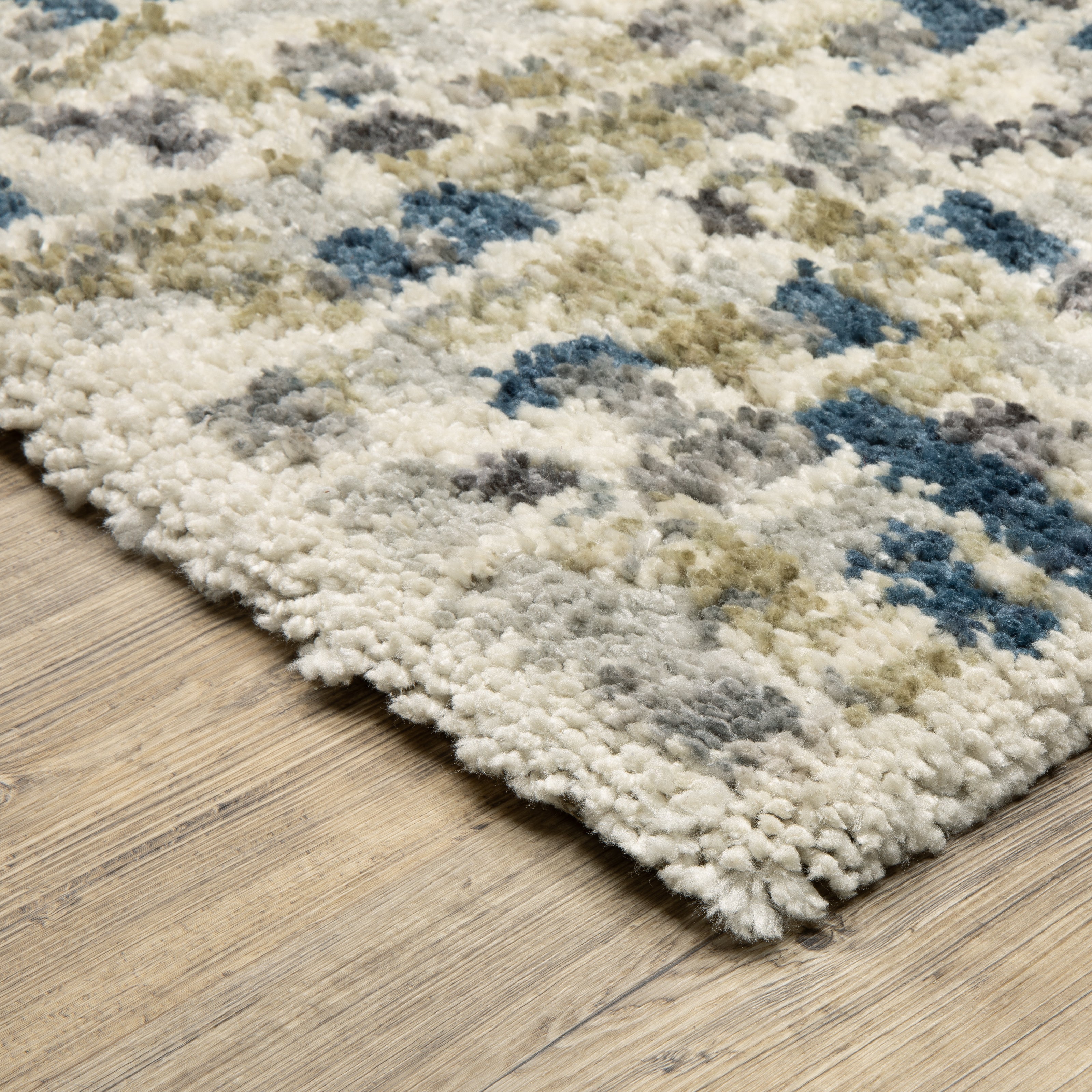 Oriental Weavers Aspen 3514A plush shag rug featuring abstract pattern in ivory/ blue tones