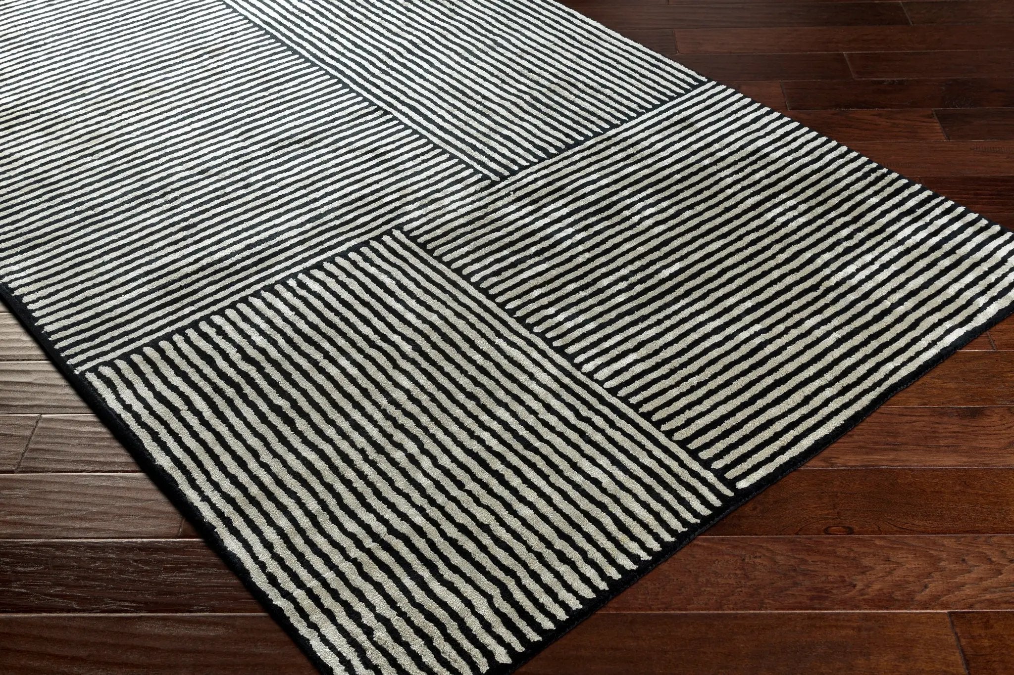 Quartz QTZ-5037 Black Area Rug by LIVABLISS