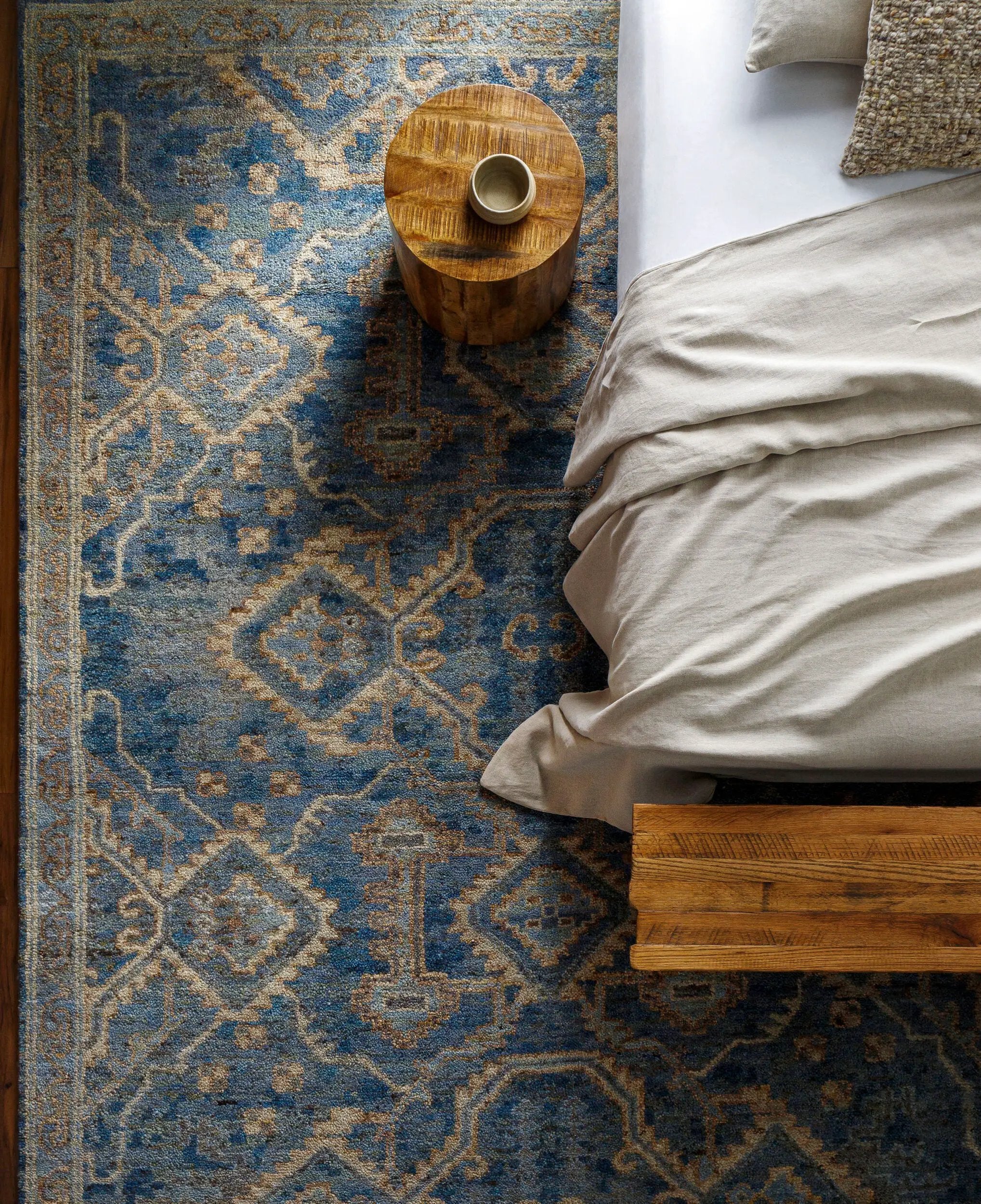 Troyes TOE-004 End Table by LIVABLISS