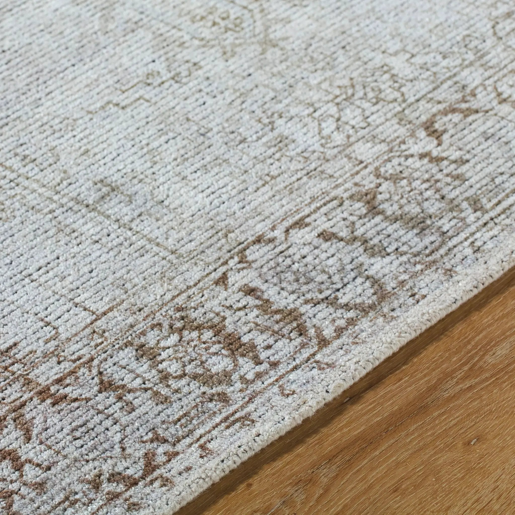 Unique UNQ-2321 Ivory Area Rug by LIVABLISS