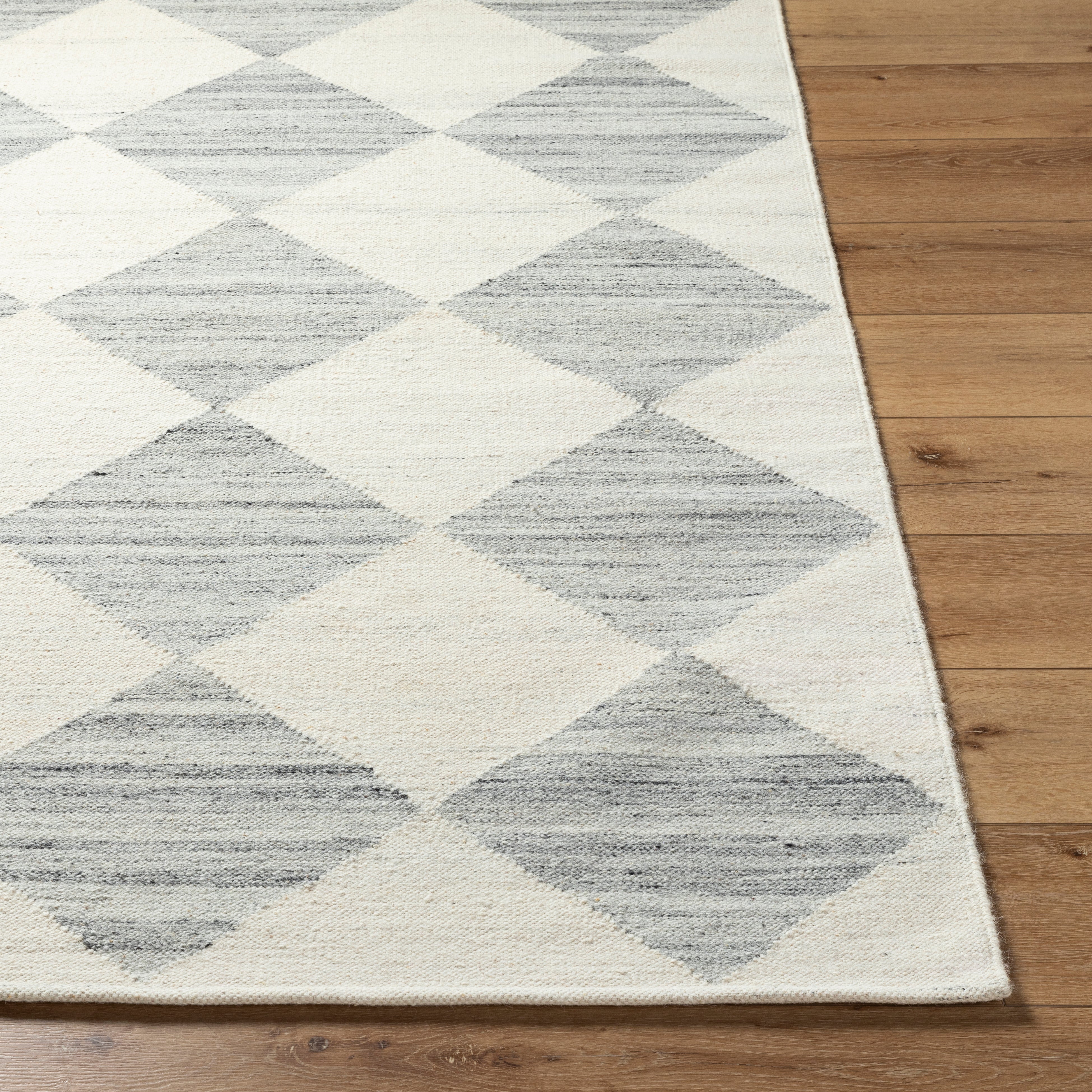 Vivir Antho VVAT-2303 Ivory Area Rug by LIVABLISS