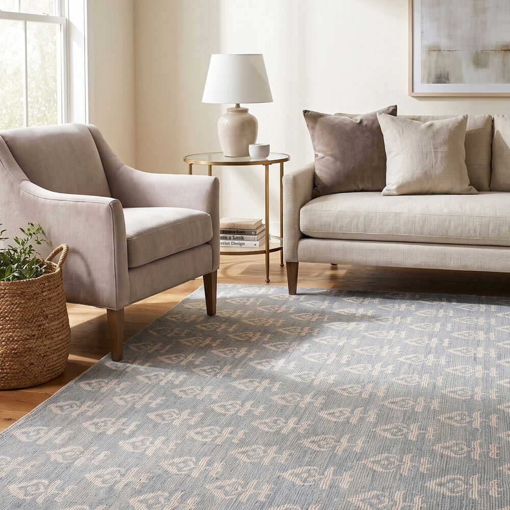 Jenni Yolo Home Flora JYFL-2301 50% Jute, 50% Polyester machine woven rug in bright living room.