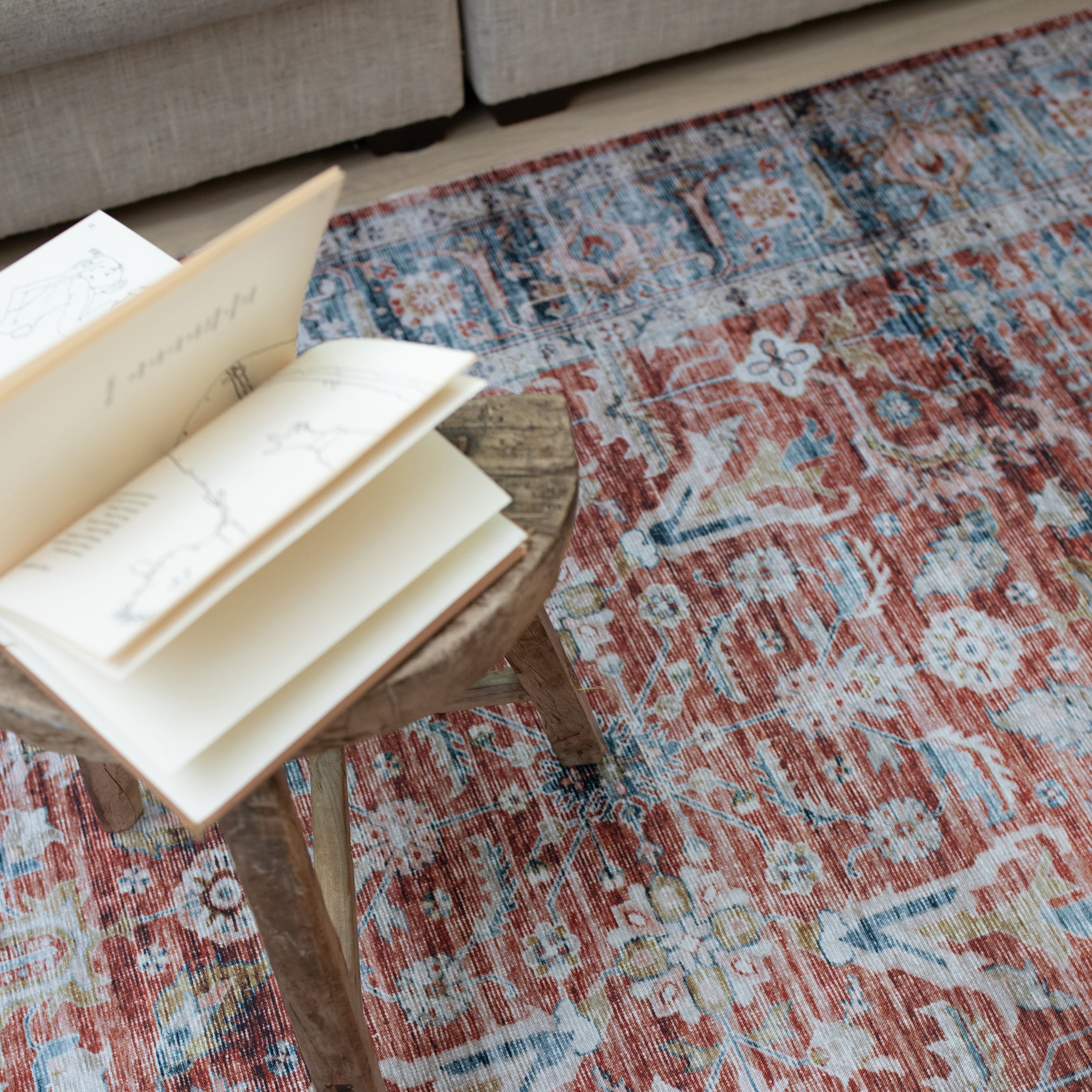 Oriental Weavers Charleston collection, expertly crafted from 100% polyester for lasting durability. Machine washable for easy maintenance.