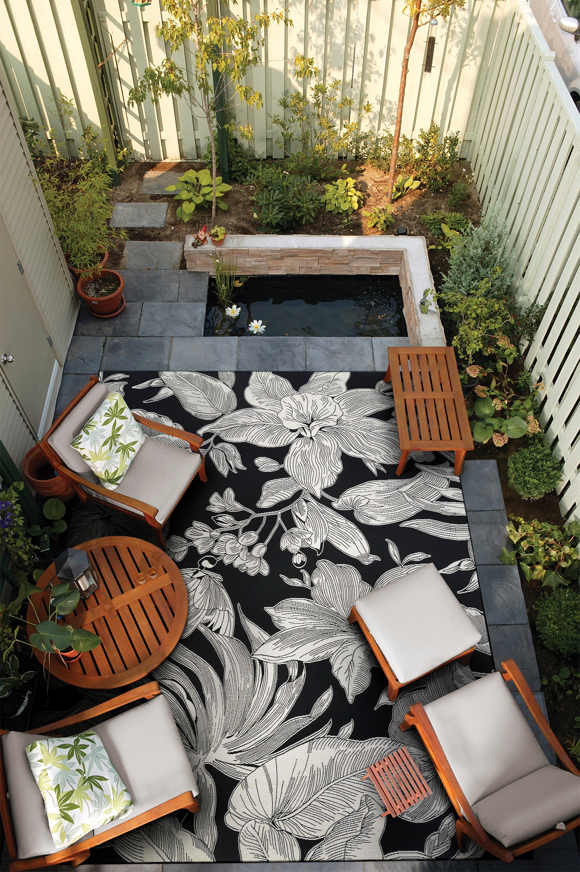 Couristan Dolce Flora 7517-2102 Nero Area Rug