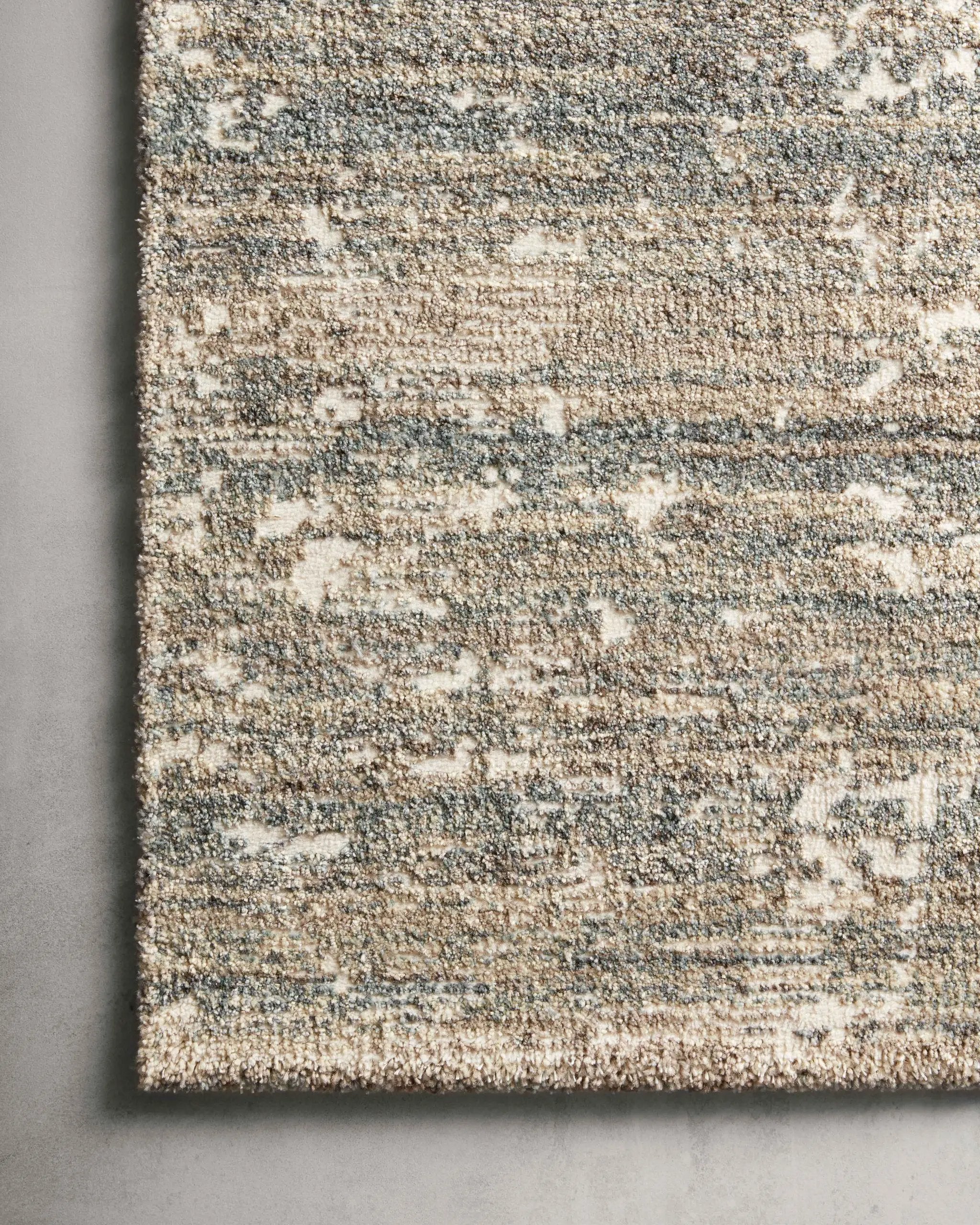 Augustus AGS-06 Fog Area Rug by Loloi