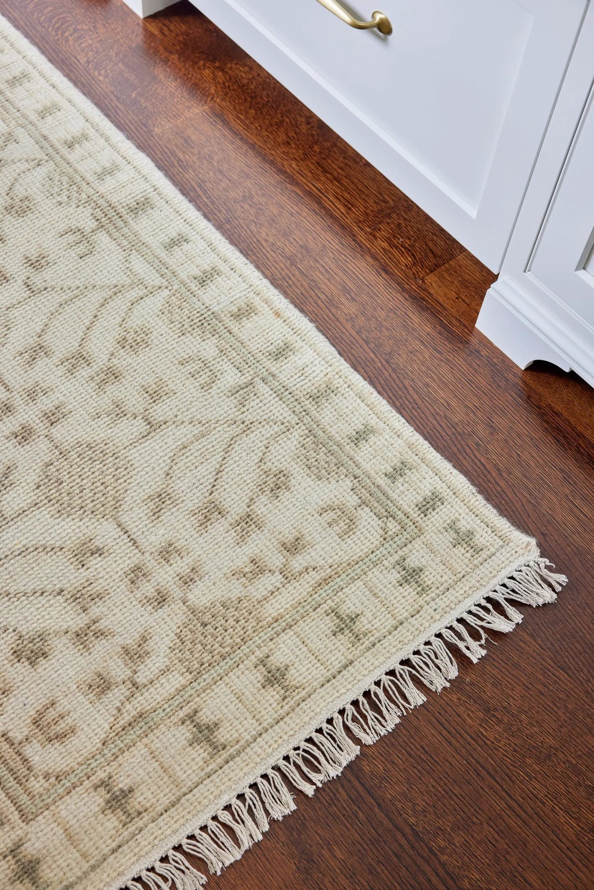 Erin Gates by Momeni Concord CRD-2 (Sudbury) Beige Area Rug with traditional pattern and fringe on dark wood floor.