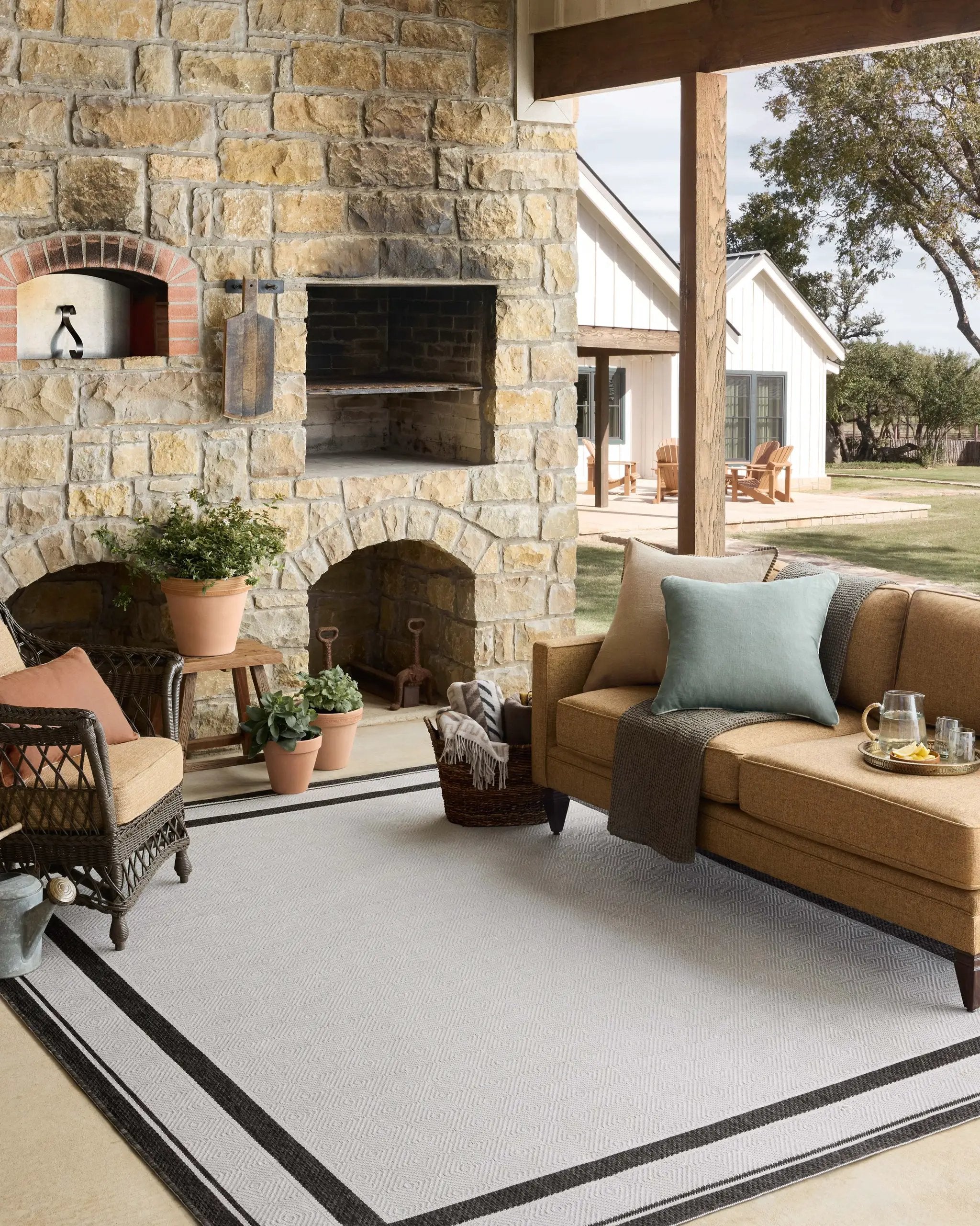 Easton ESN-11 Onyx / Ivory Area Rug by Loloi