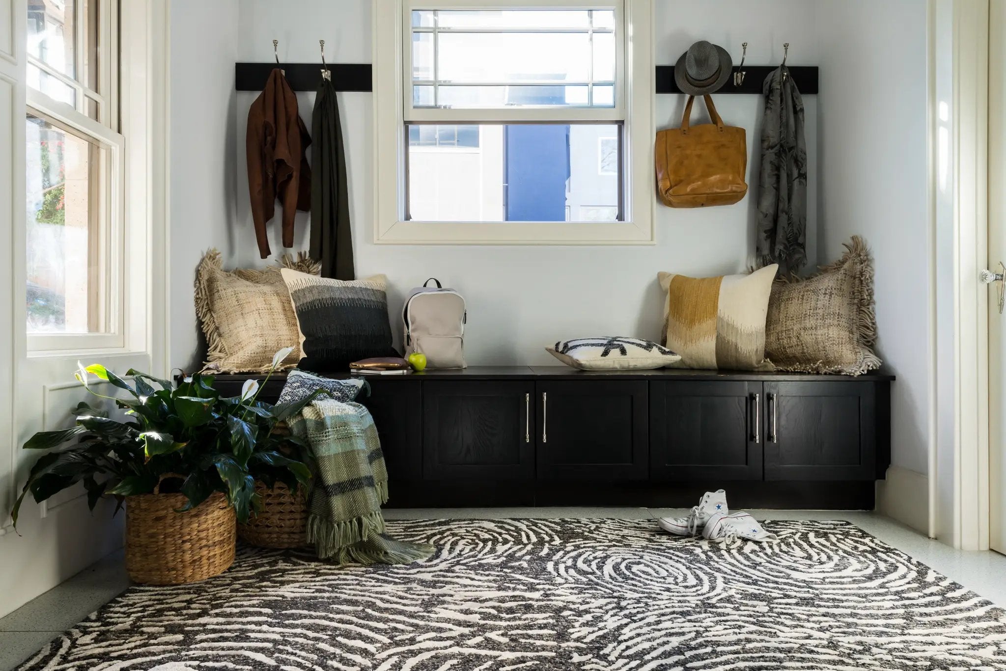 Juneau JY-04 Charcoal / Silver Area Rug by Loloi