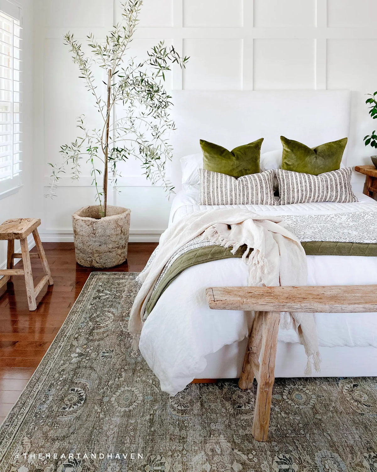 Layla LAY-13 Antique / Moss Area Rug by Loloi