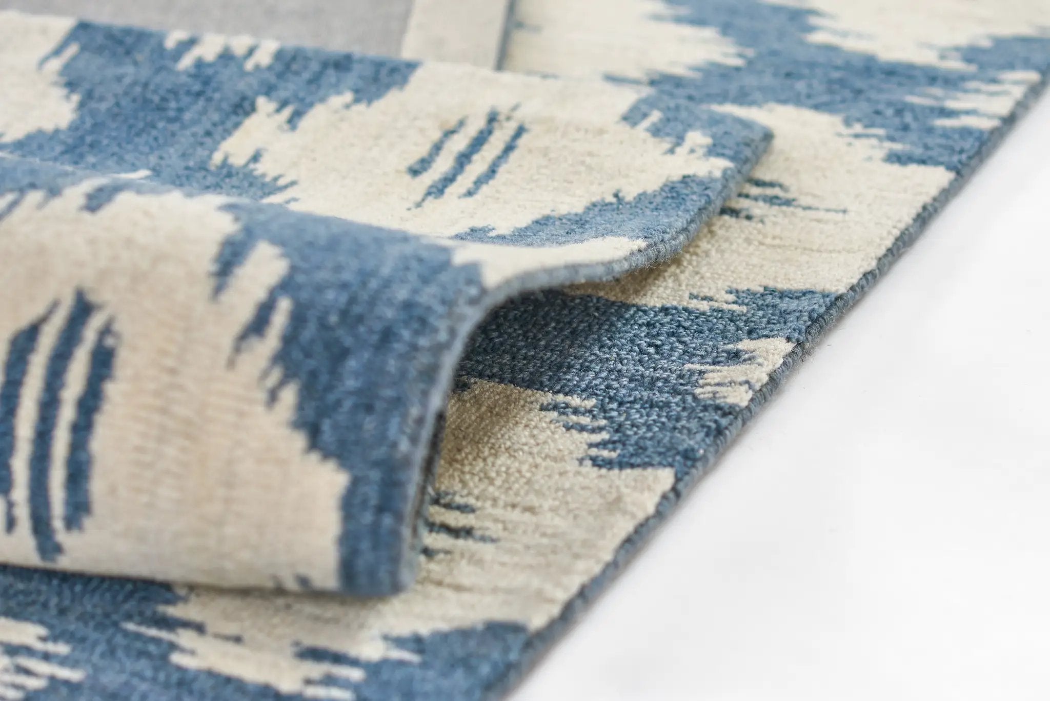 Leiden LEI-4 Slate Area Rug by Momeni