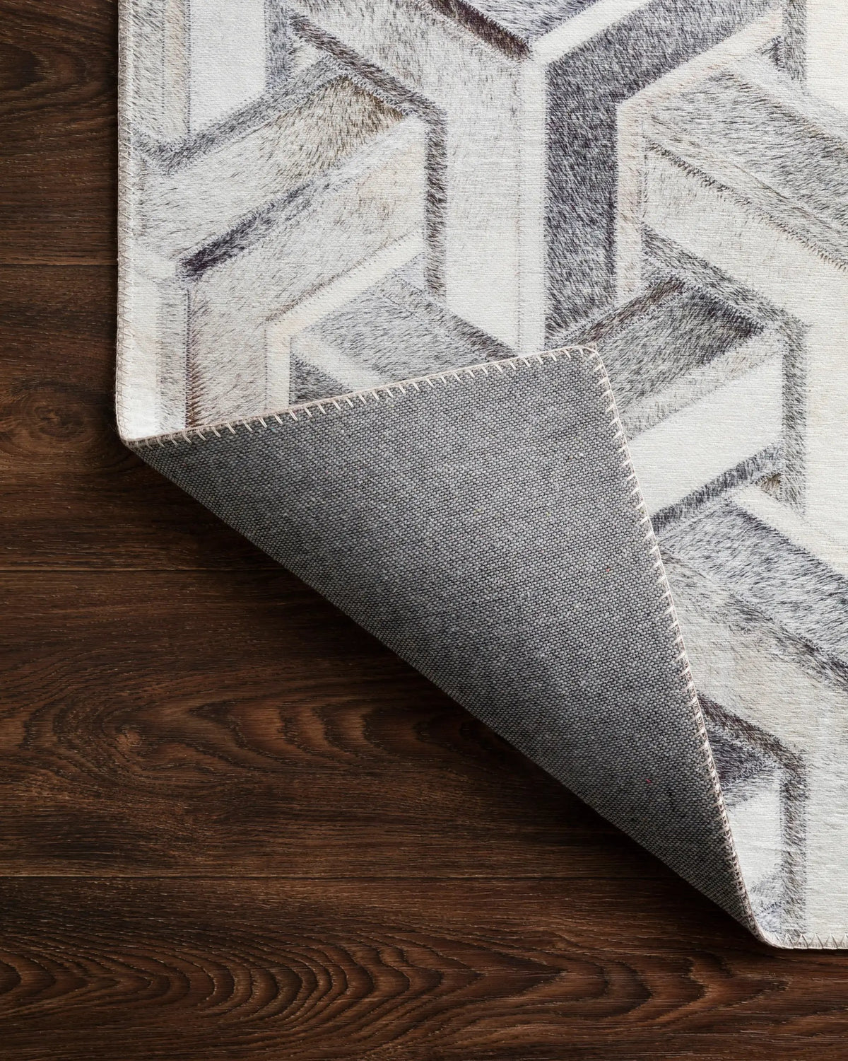 Maddox MAD-05 Silver / Ivory Area Rug by Loloi