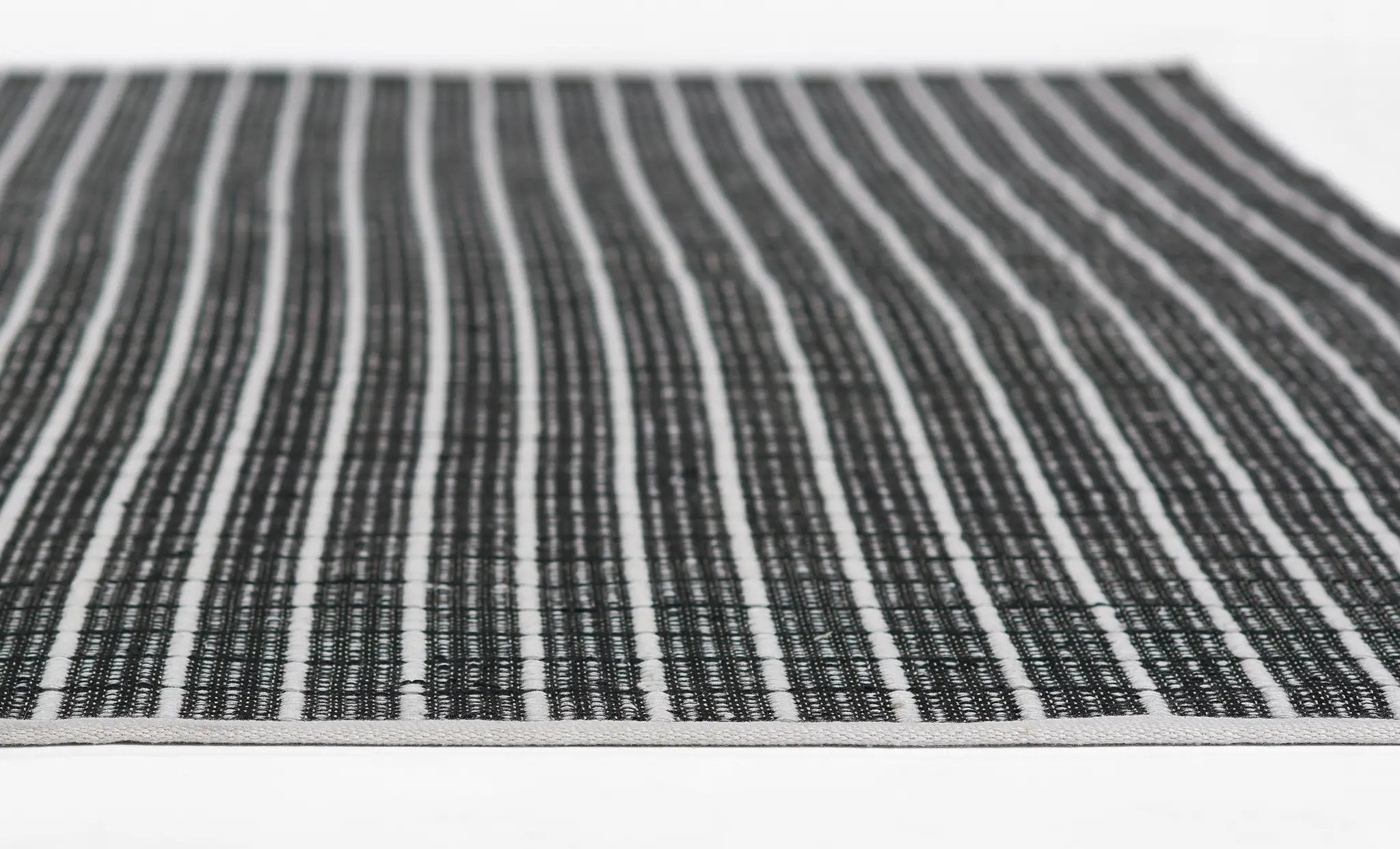 Malmo MLO-2 (Grid) Black Area Rug by Novogratz by Momeni