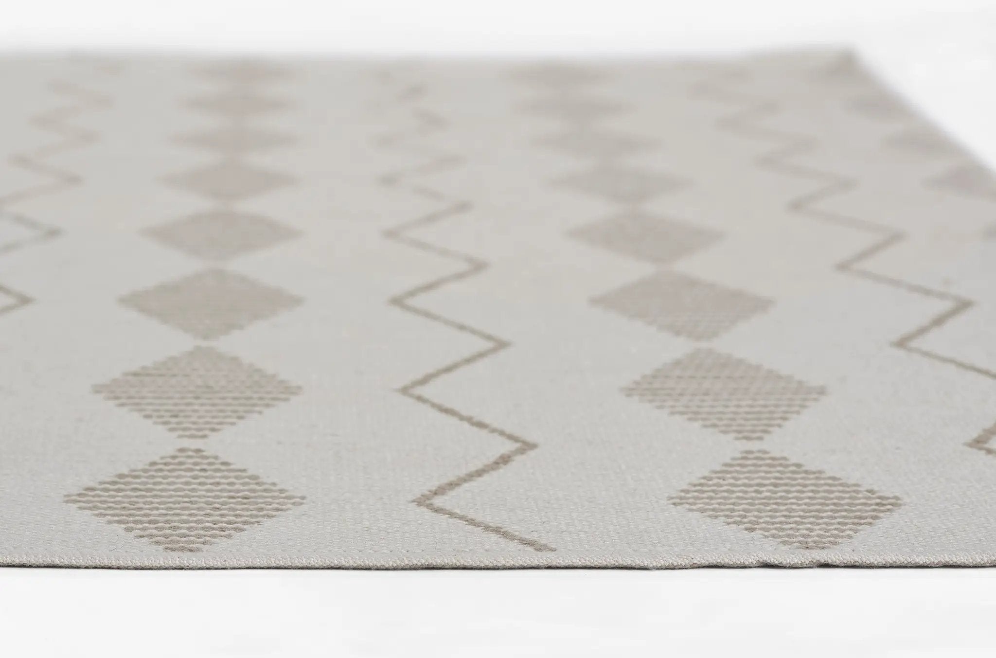 Malmo MLO-3 (Diamond) Ivory Area Rug by Novogratz by Momeni