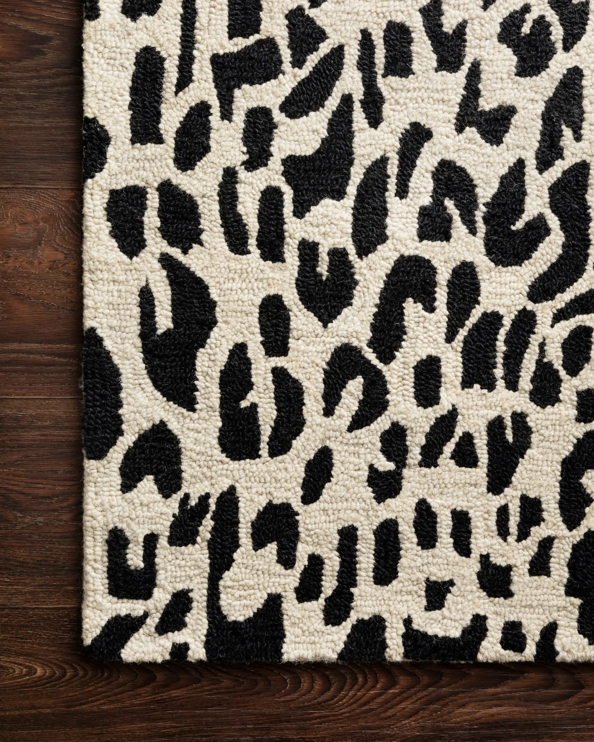 Masai MAS-02 Black / Ivory Area Rug by Loloi