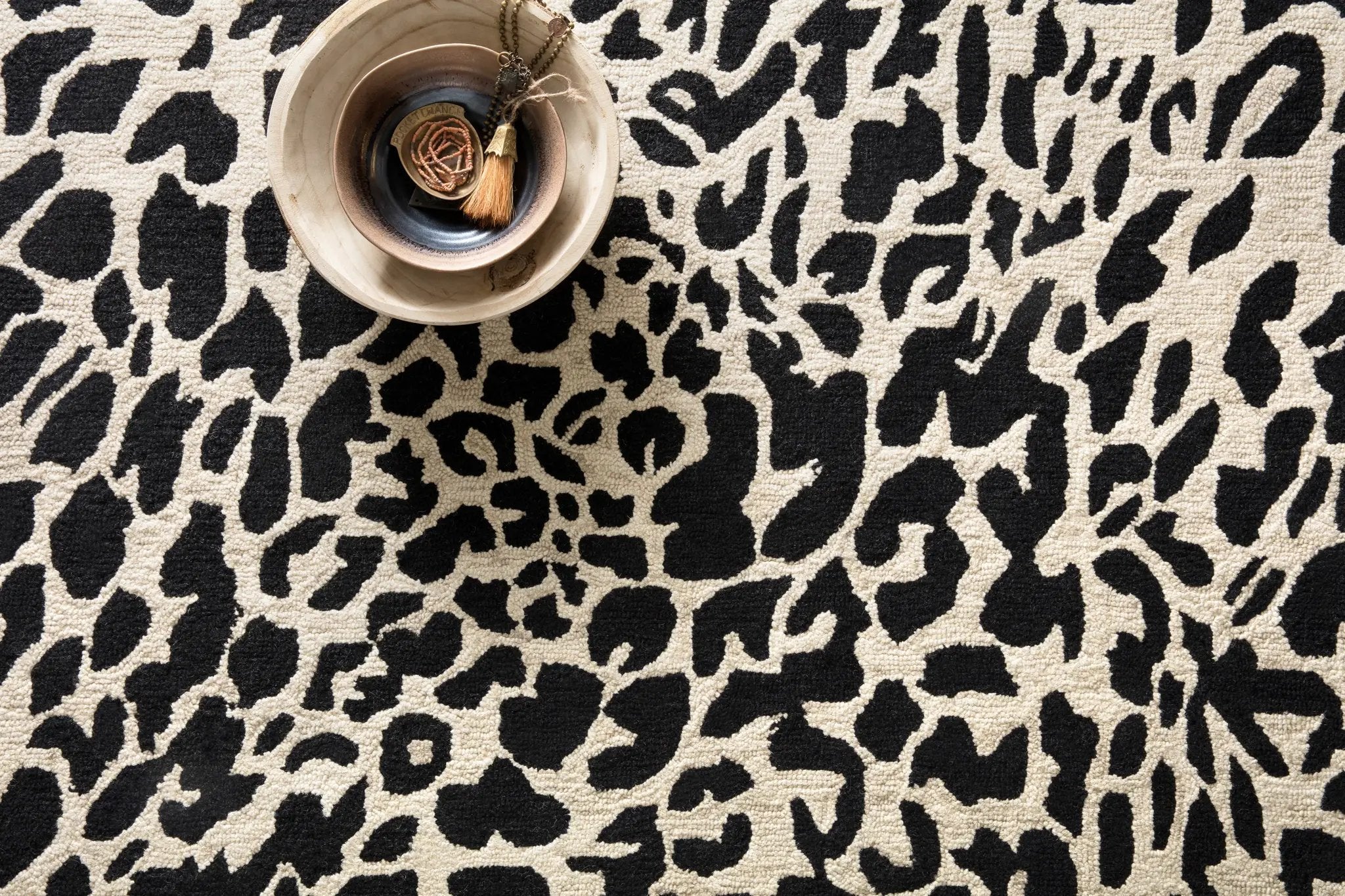 Masai MAS-02 Black / Ivory Area Rug by Loloi