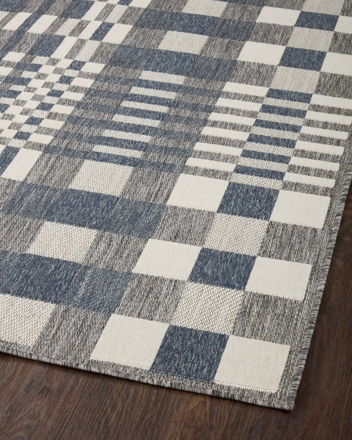 Rainier RAI-04 Ivory / Denim Area Rug by Loloi