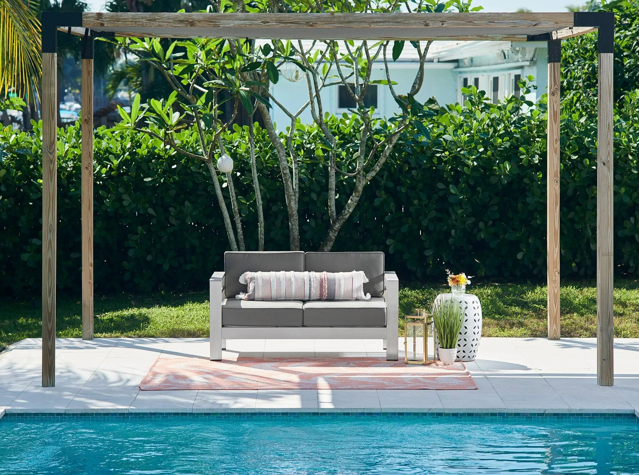 Riviera RV-01 Coral Area Rug by Momeni