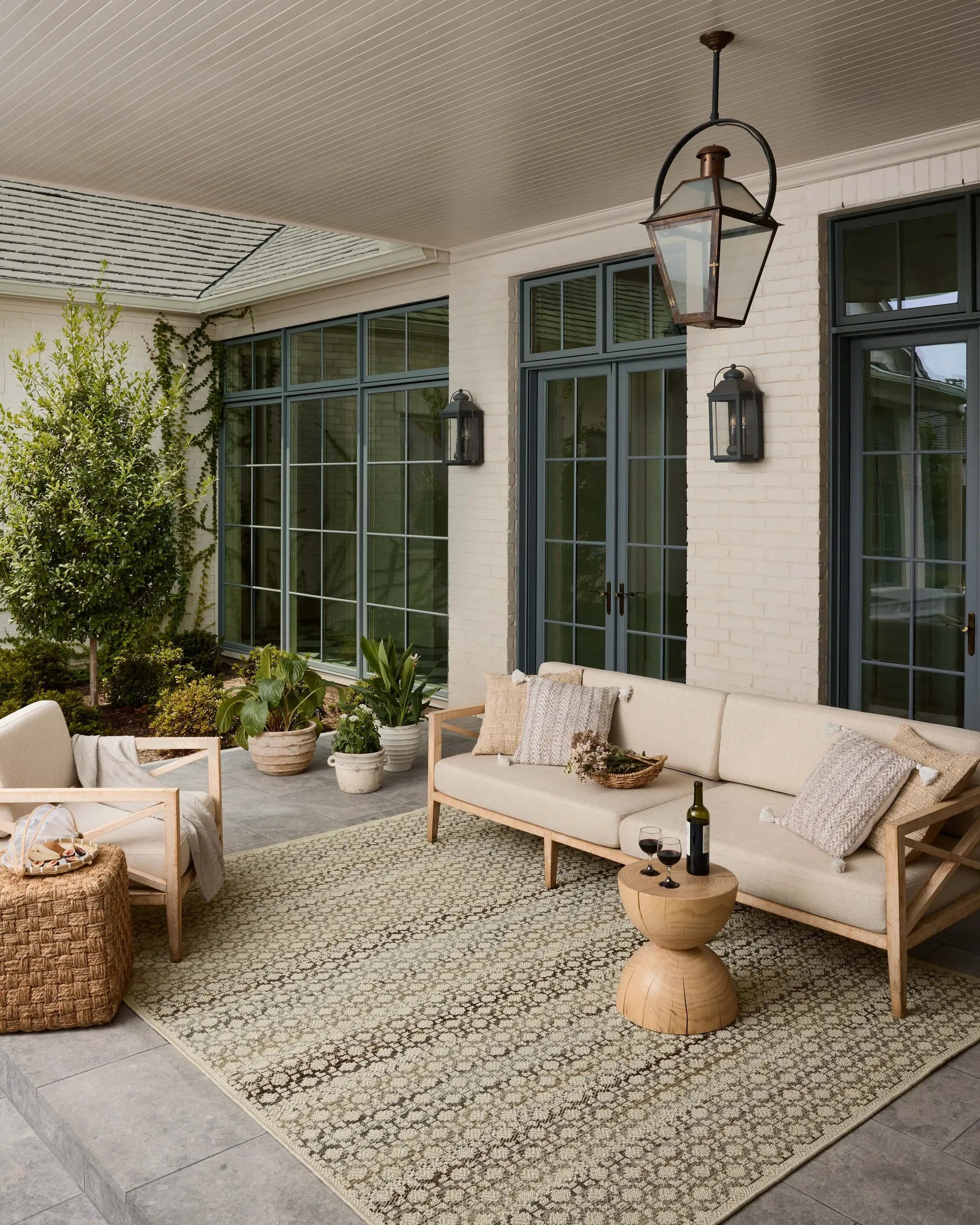 The Saylor SAY-09 Ivory / Multi Area Rug brings refined ivory and vibrant multi-toned character to your home in a power-loomed polypropylene area rug