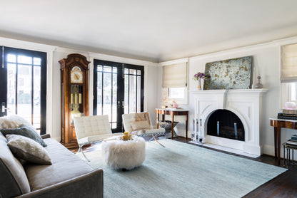 Serena SG-01 Lt. Blue hand-knotted area rug in pale blue with tonal variegation and sheen