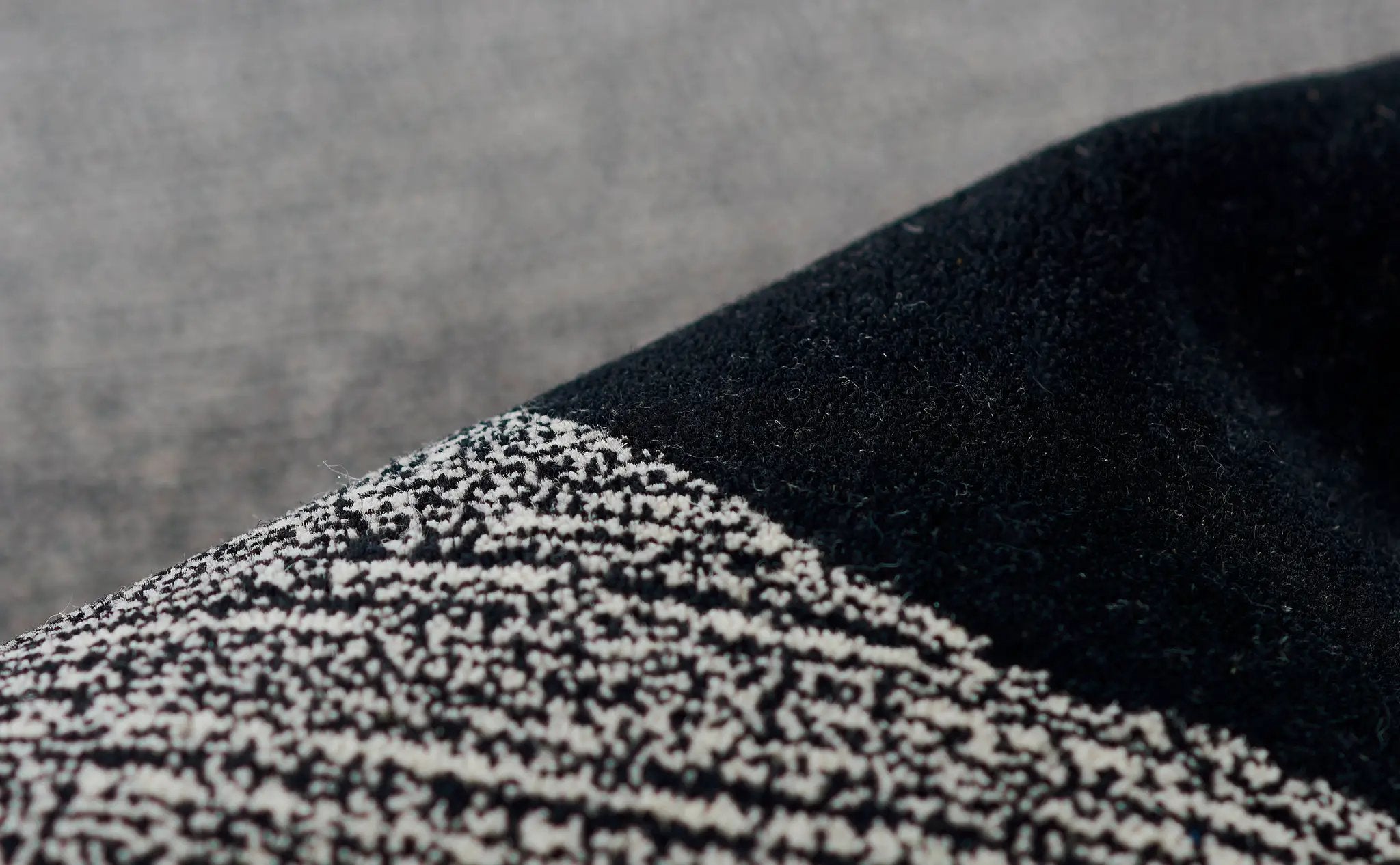 Simba SIM-9 Black Area Rug by Momeni