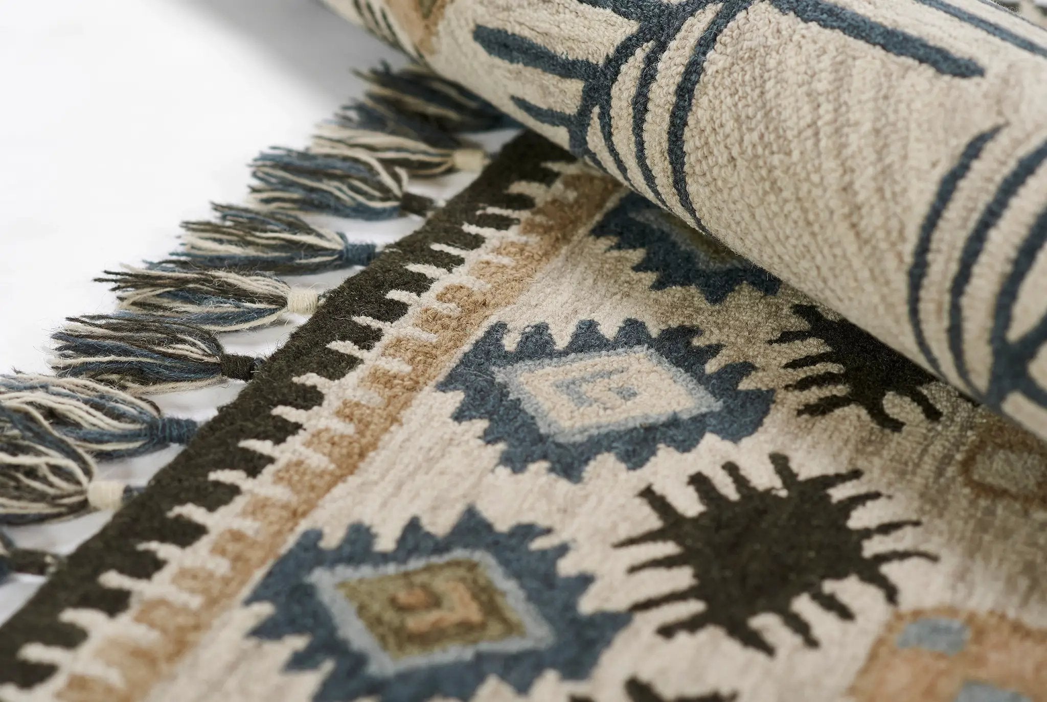 Tahoe TA-04 Ivory Area Rug by Momeni