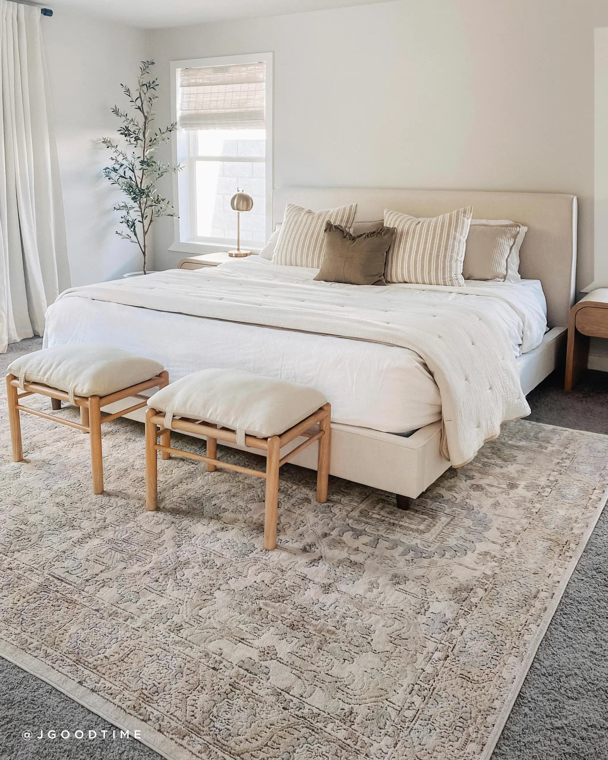 Teagan TEA-03 Ivory / Sand Area Rug by Loloi