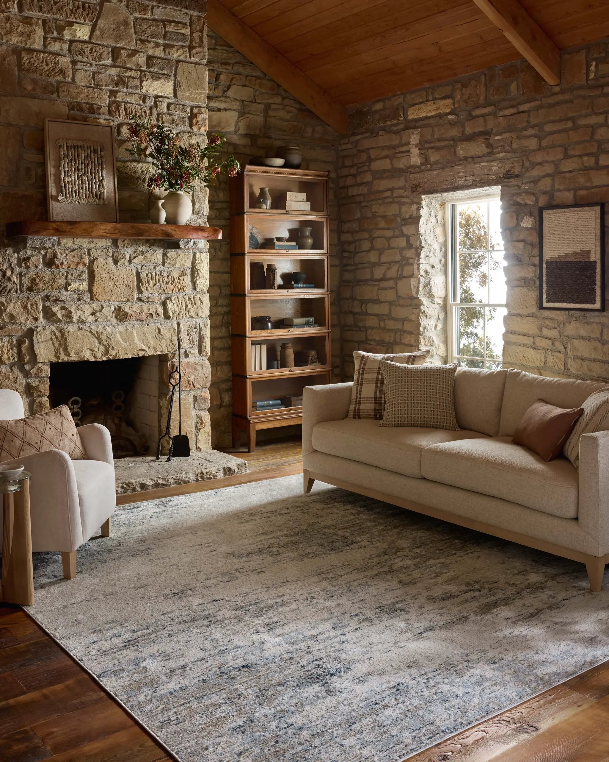 Townes TOW-04 Ivory / Sky Area Rug by Loloi