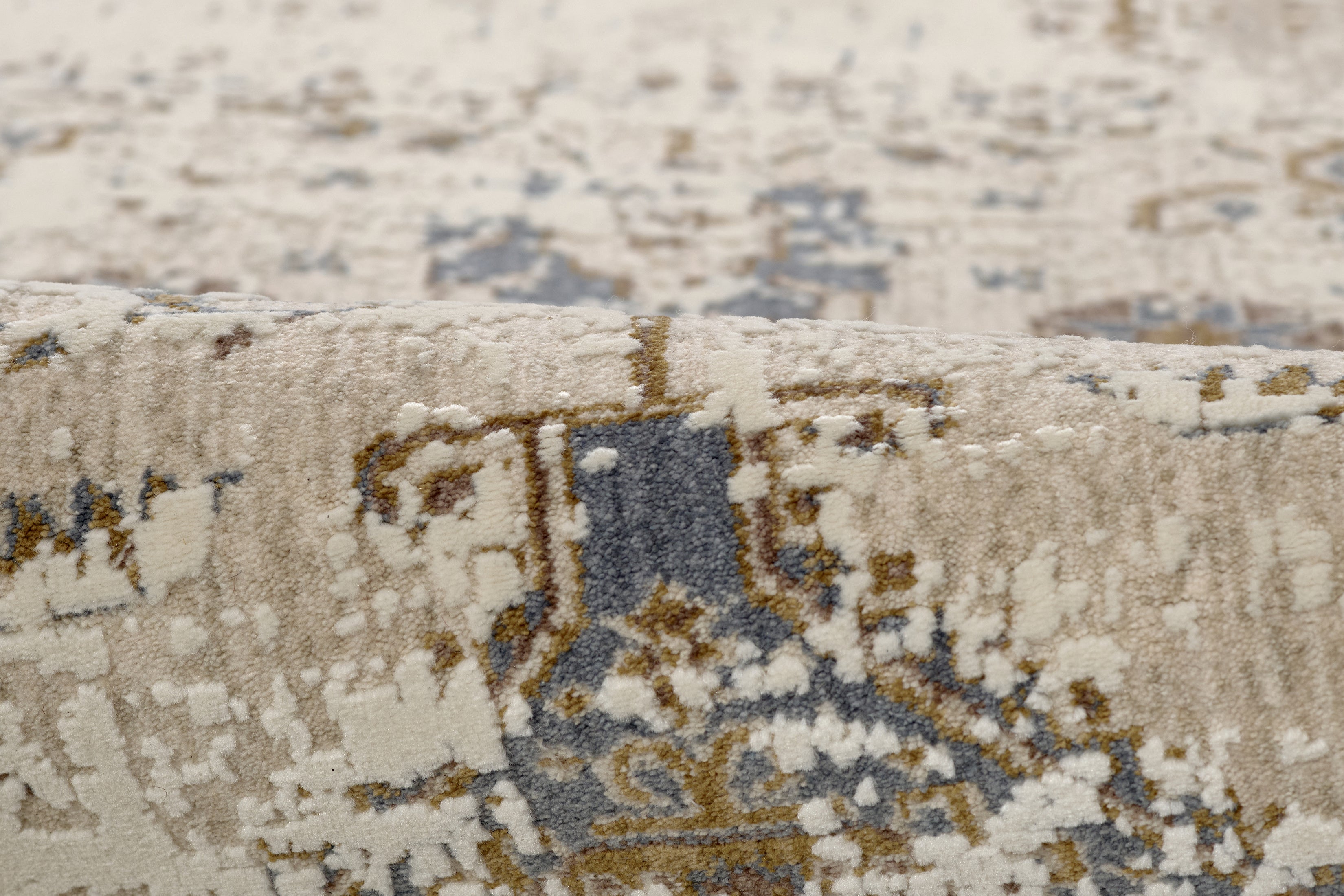 Momeni Vera VRA-5 Beige Area Rug, traditional-inspired rug with distressed medallion pattern