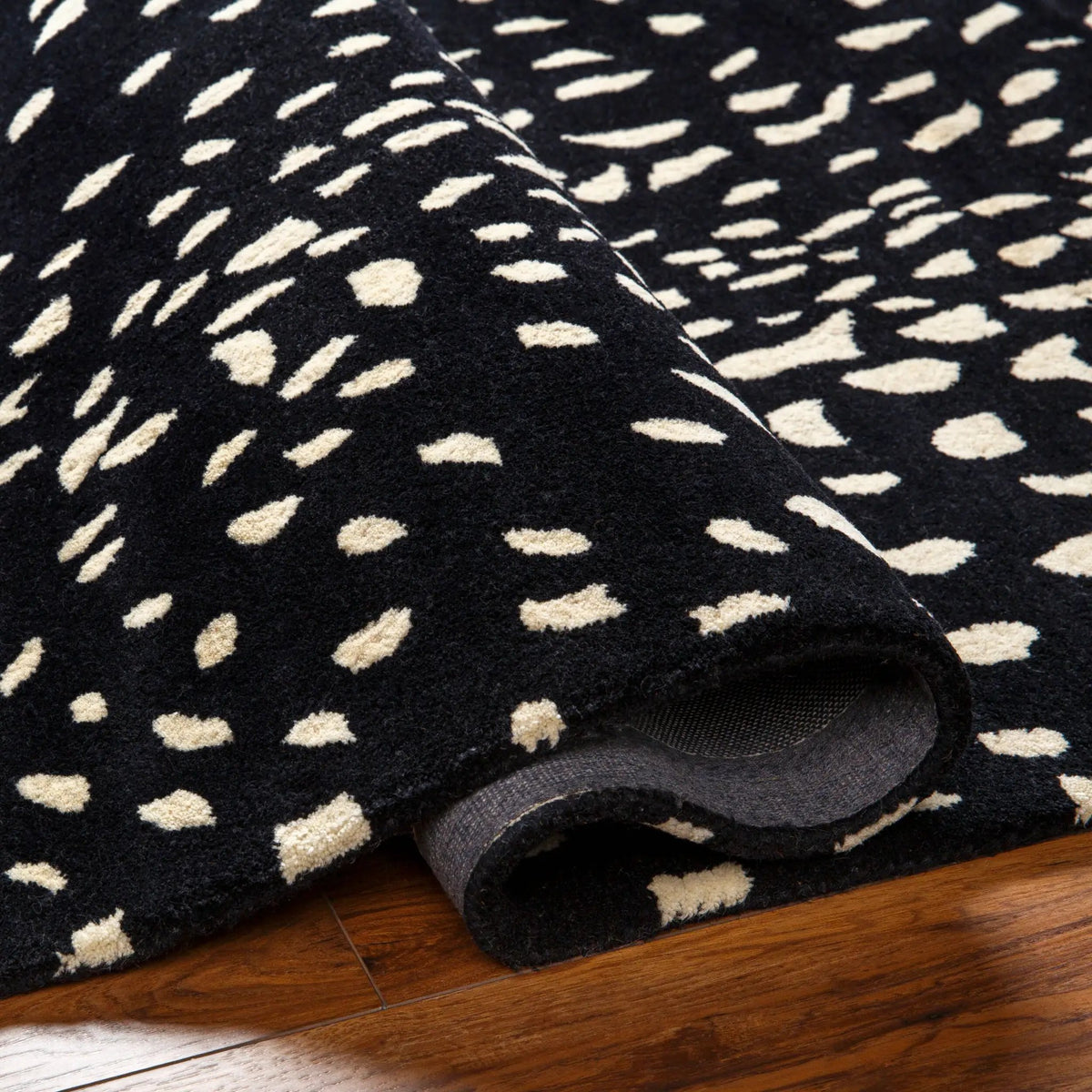 Athena ATH-5172 Black Area Rug by LIVABLISS