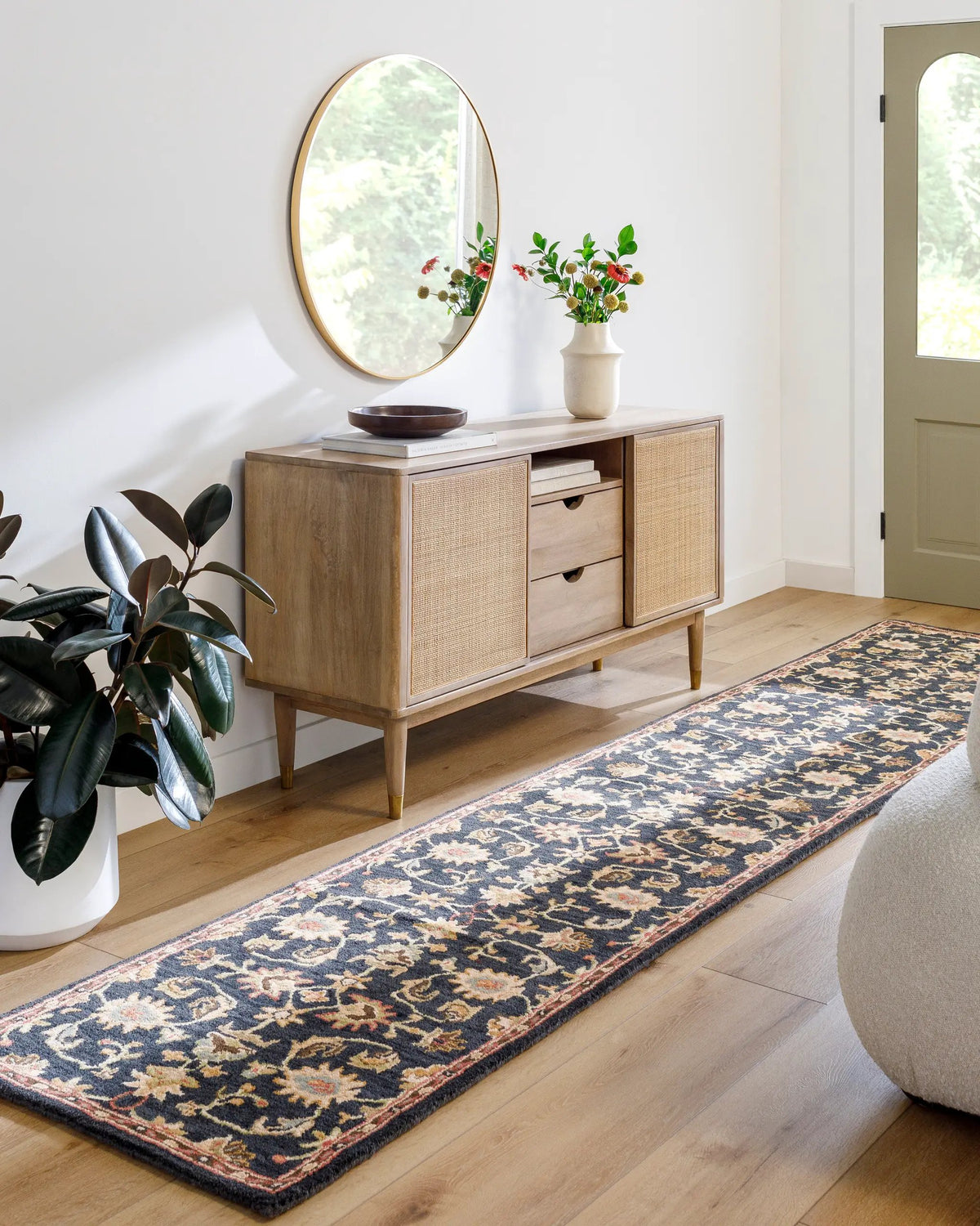 Middleton AWMD-1000 Black Area Rug by LIVABLISS