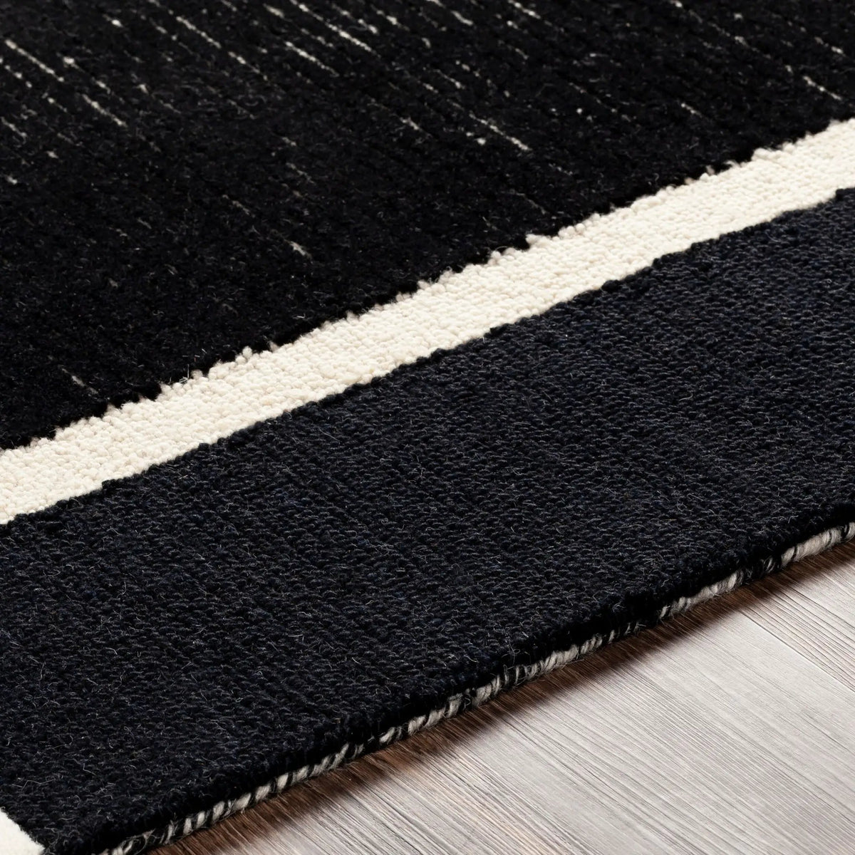 Brooklyn BRO-2304 Black Area Rug by LIVABLISS