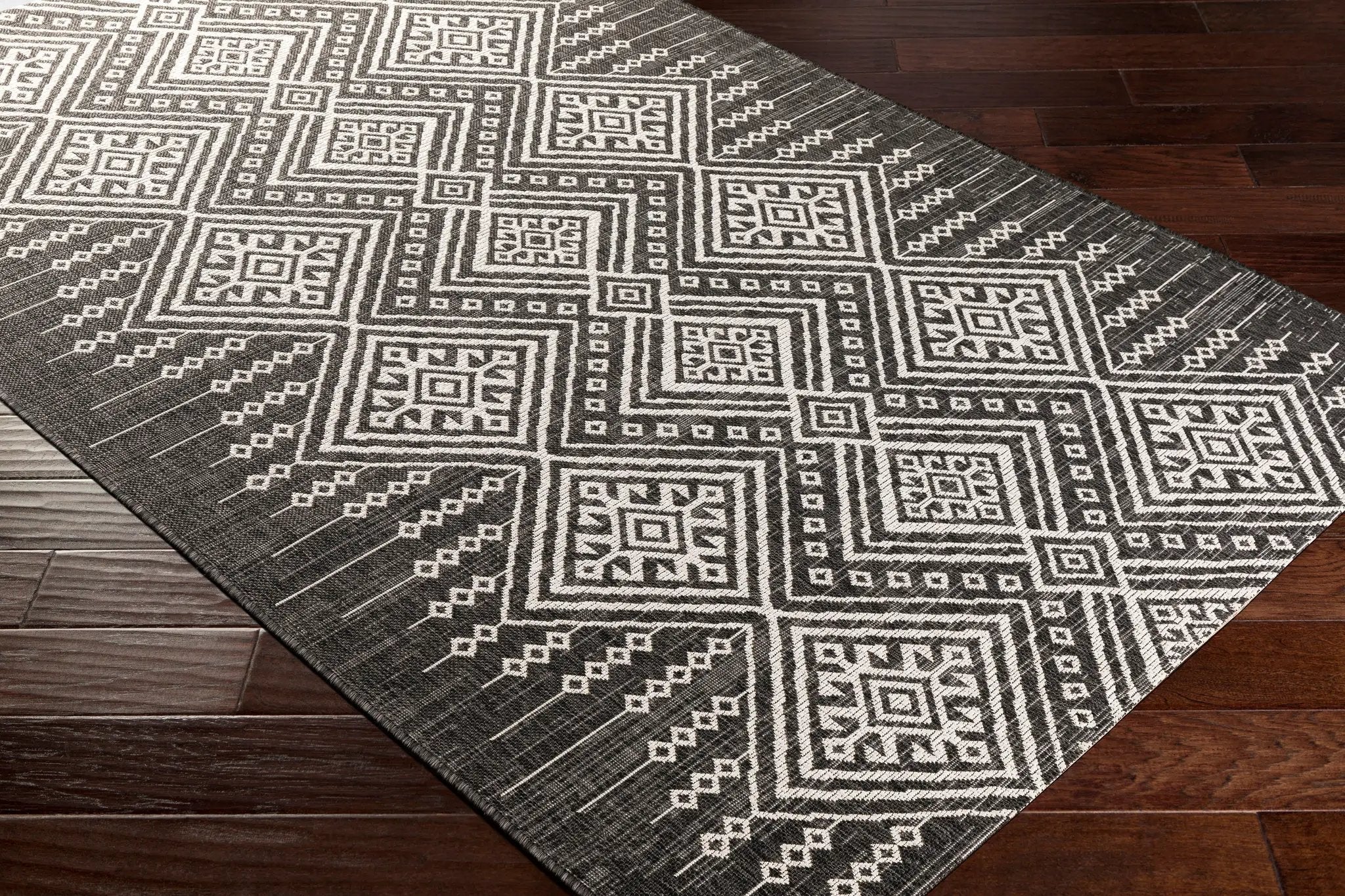 Eagean EAG-2338 Black Area Rug by LIVABLISS