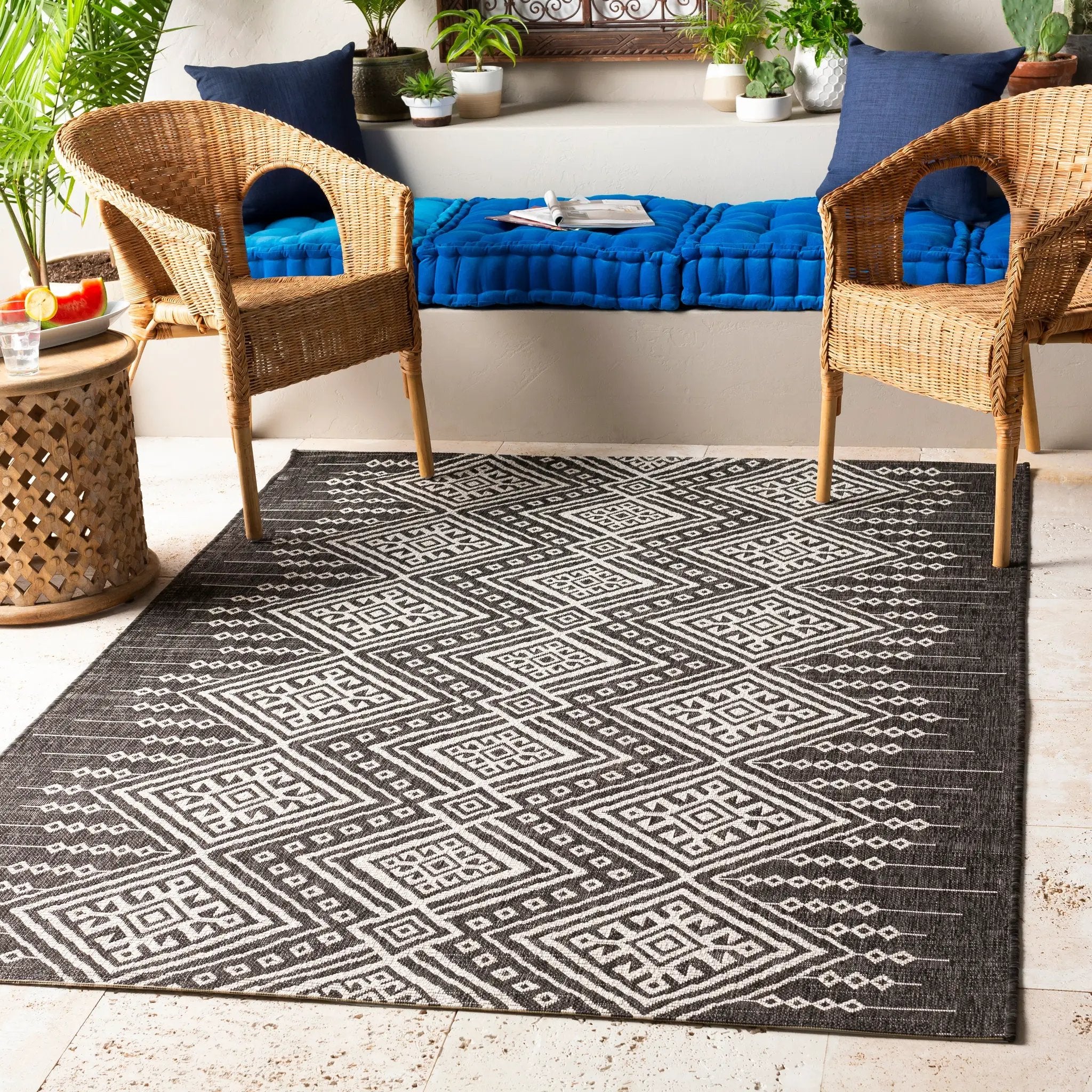 Eagean EAG-2338 Black Area Rug by LIVABLISS